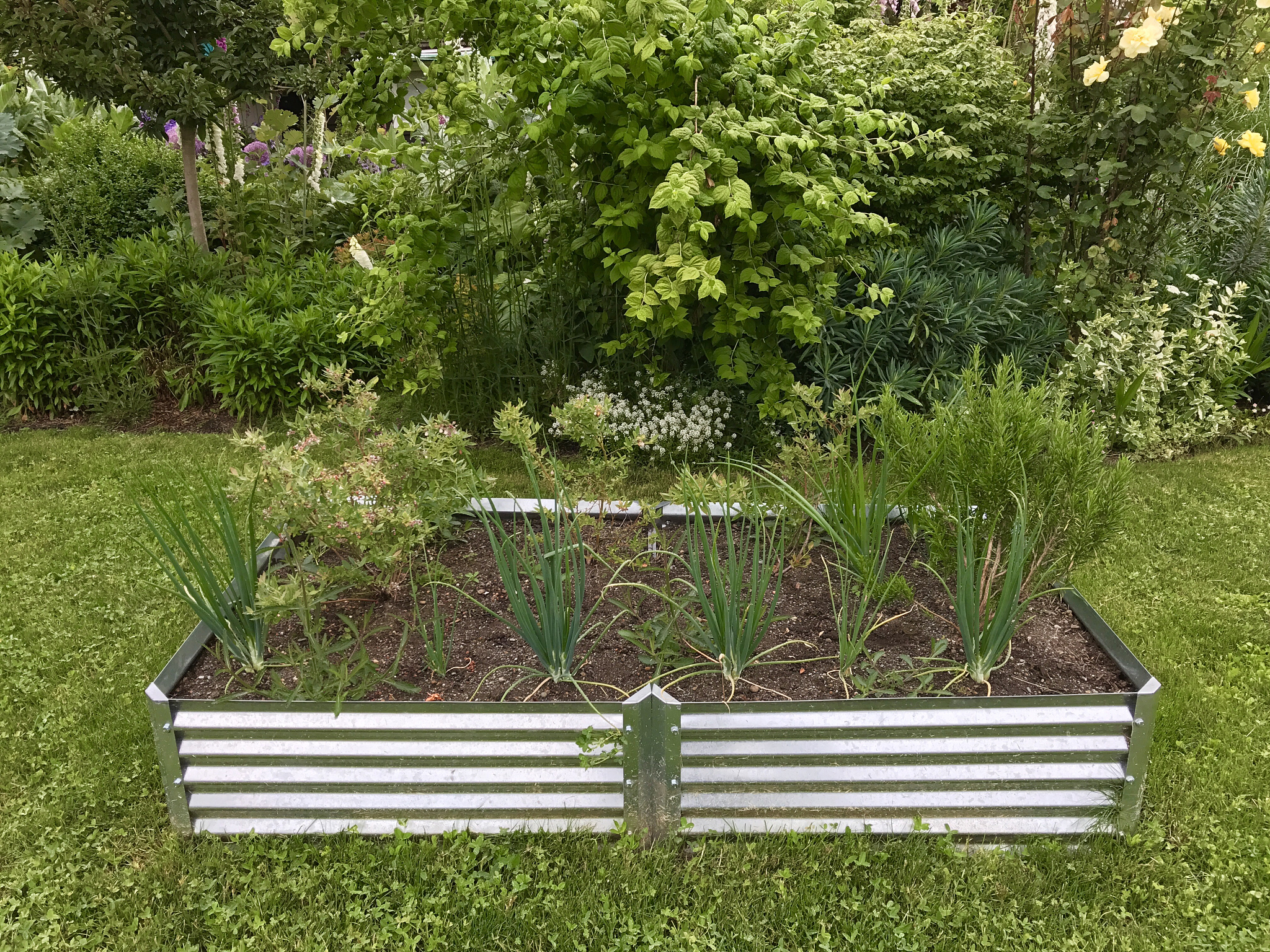 金属不锈钢花箱在工厂刷漆着色完成同事正在印刷Logo的过程花箱工期完成宣传文案为客户提供更好的服务和优质的产品的文案