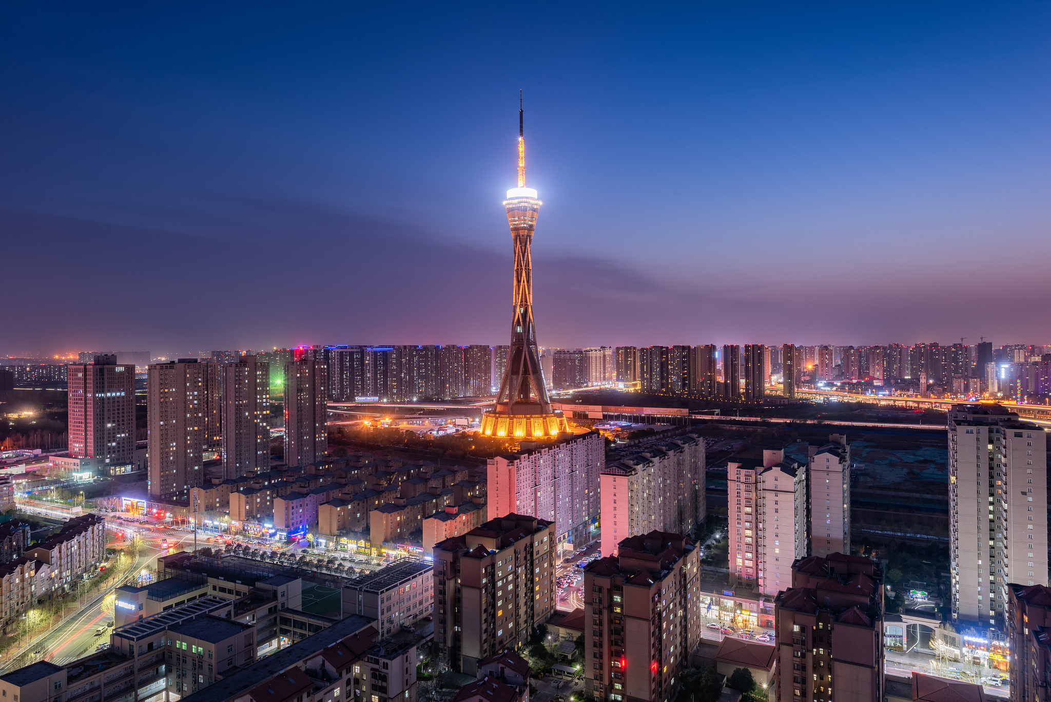 郑州中原福塔与城市天际线夜景