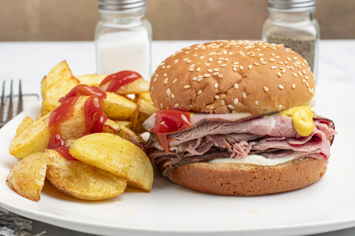 Make me a menu of a restaurant called gort borty hamburgers restaurant with 3 appetizers 5 main corsers 3 beverages and 3 deserts with prices that are good