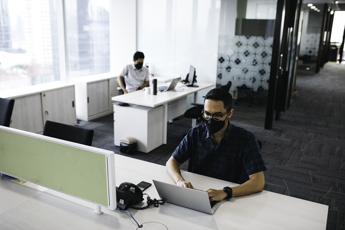 翻译To gain an insight and enable us to contrast the different work realities in which translation-related processes take place we conducted workplace studies in the following four settings cases 1 to 4