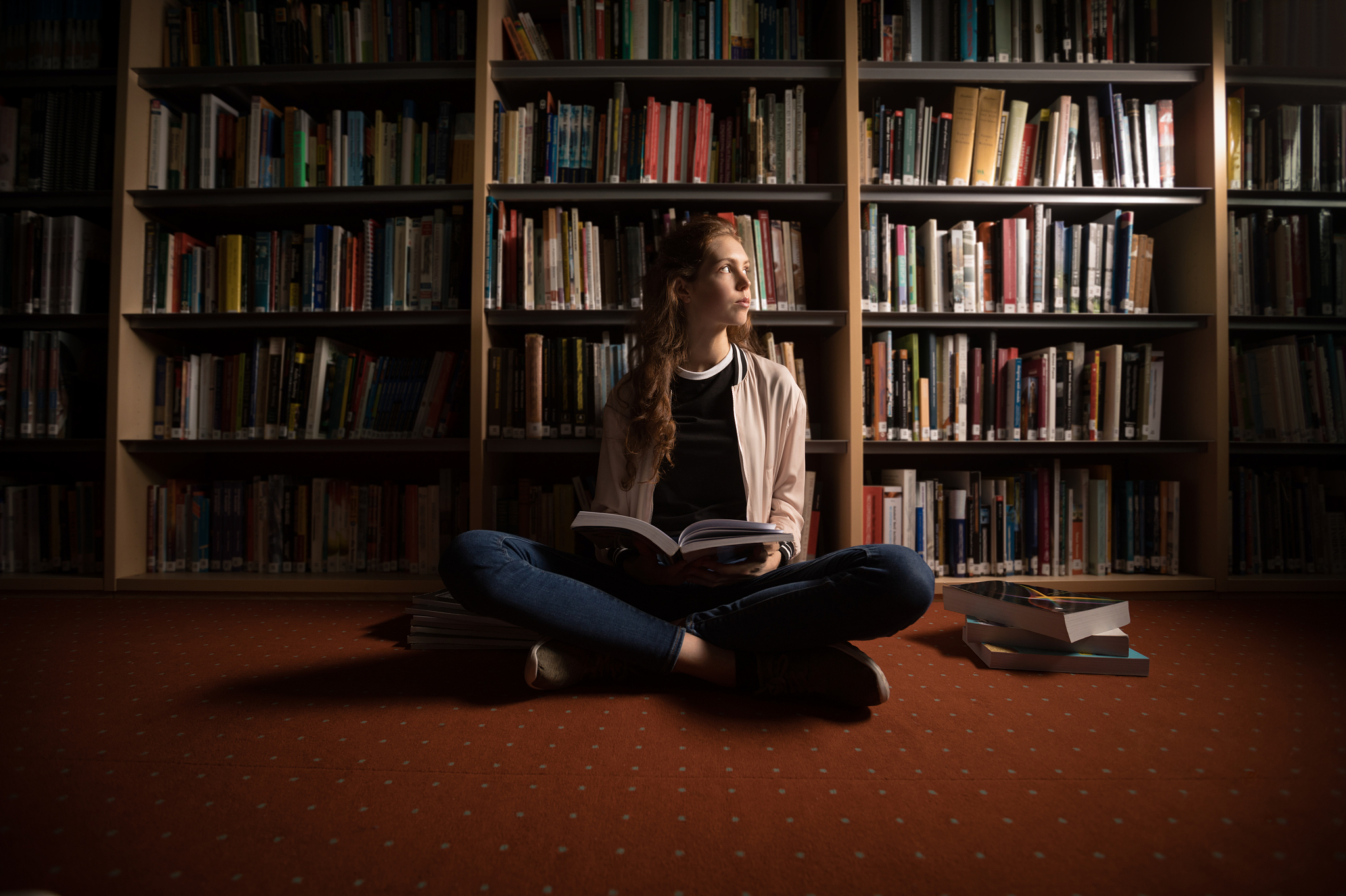 以正青春为主题思辨性强标题自拟文体自选一千字左右。要求有多处文学论据条理清晰围绕理想和现实进行探讨。