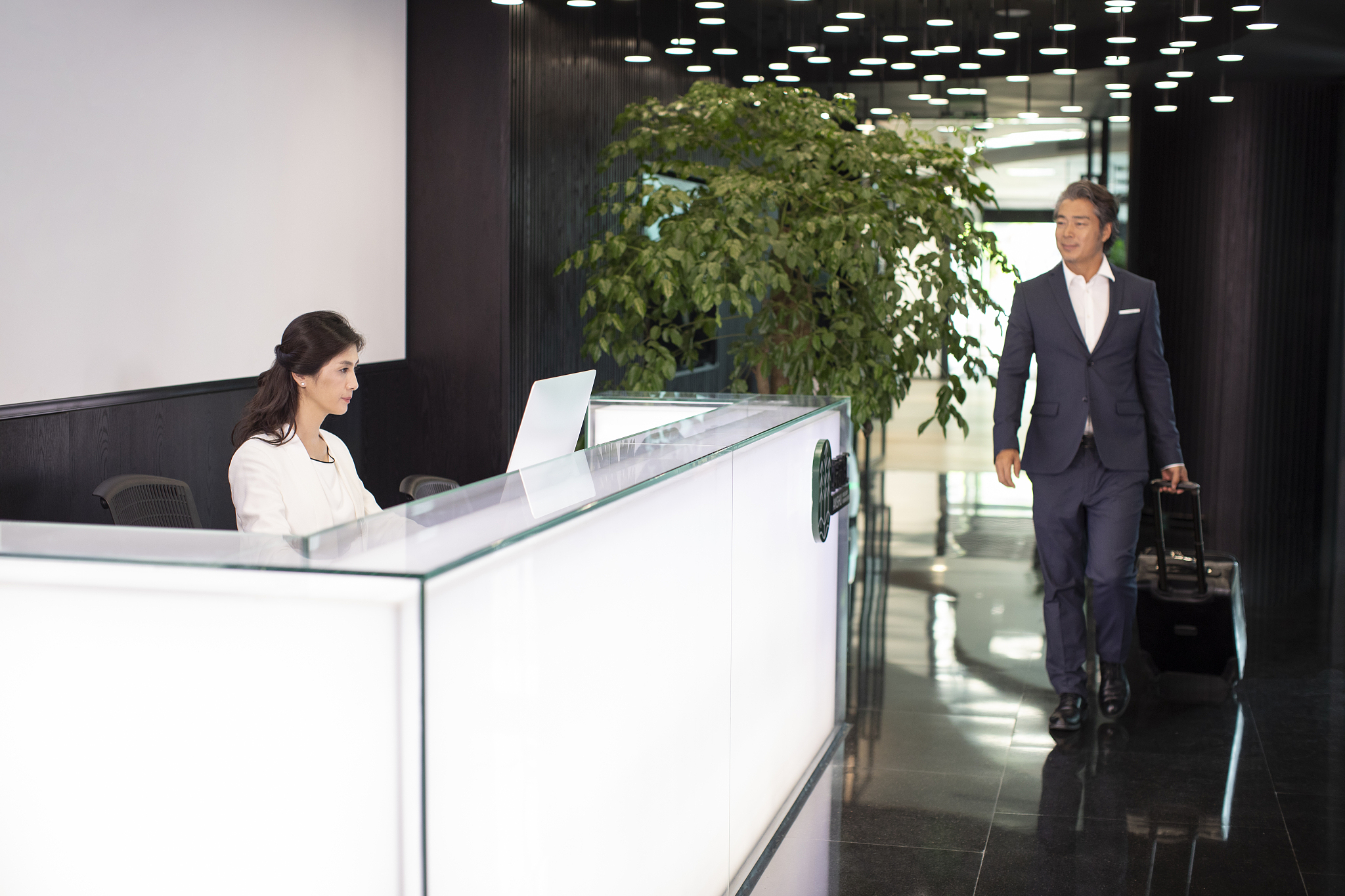 成熟商务男士走向前台