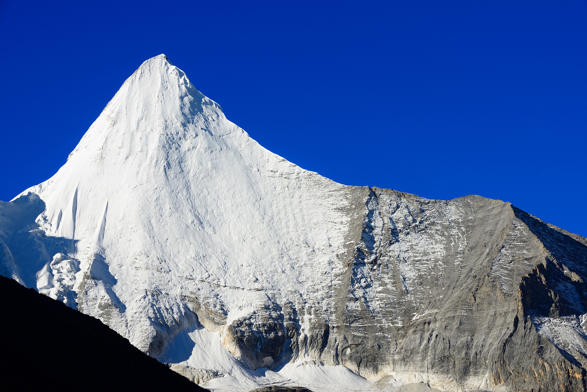 与西雅雪山相比说明普若岗日雪山冰川规模大的原因