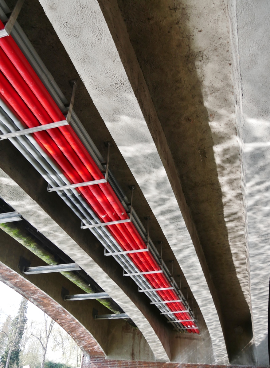 一户一表电缆桥与公共照明桥架共用一条中间加隔离板分开可以用吗帮我用200字详细描述