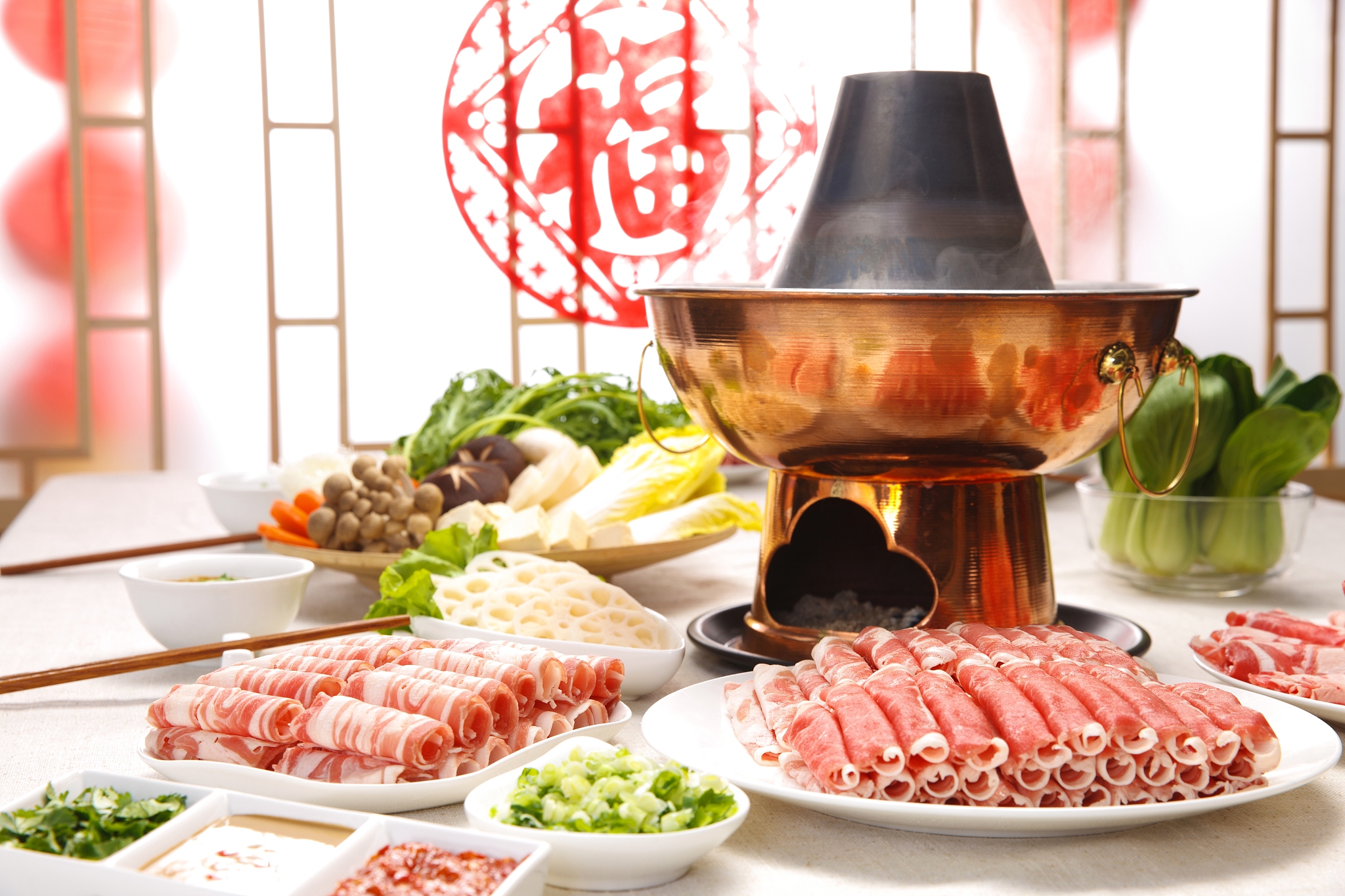100字的五星好评 主题为秦炉烤肉好吃 主要赞美烤肉口味和店面装修