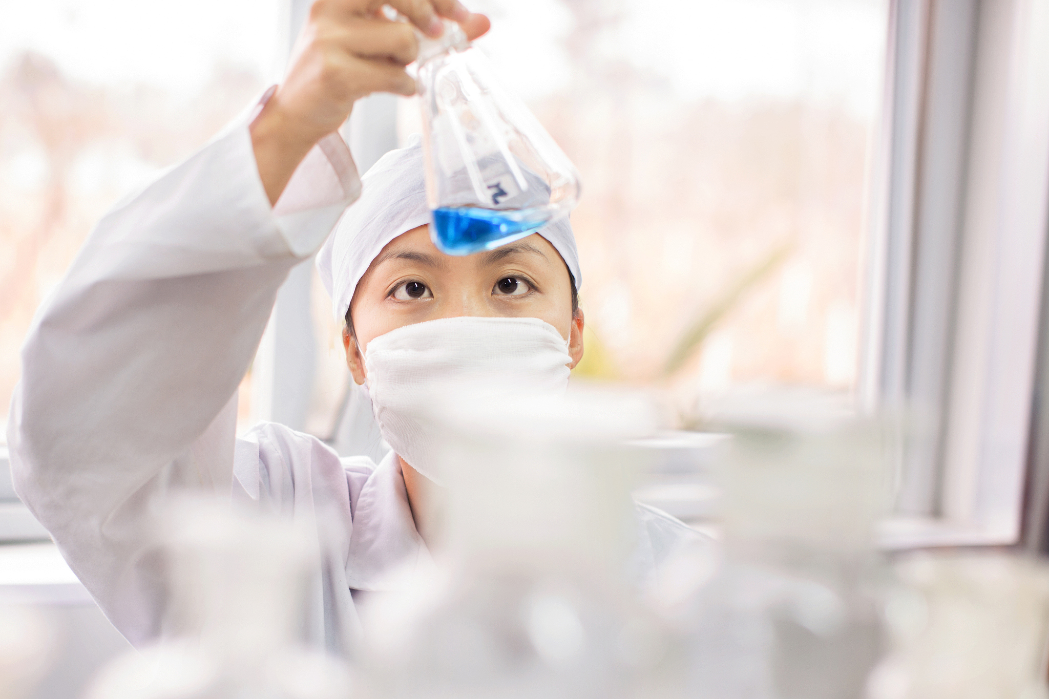 请你帮我读这个网站的这篇文献：Microbially produced vitamin B12 contributes to the lipid-lowering effect of silymarin帮我总结全文内容