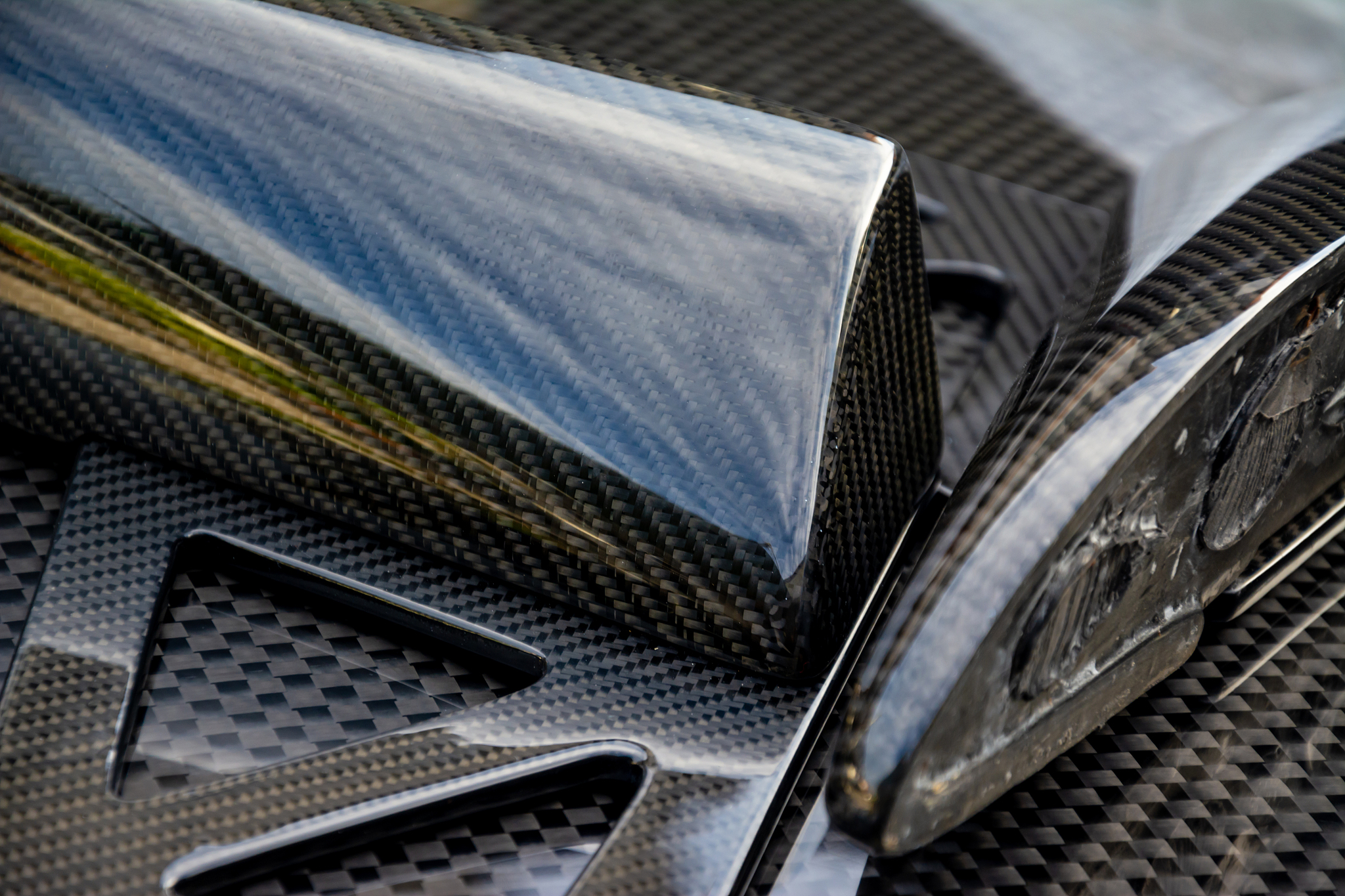 概括以下文字学术一点碳纤维复合材料Carbon Fiber Reinforced Plastics具有轻质、高强、耐蚀性好、热力学性能优良等特点目前在航天、汽车、新能源等领域都得到了广泛使用其正在逐步成为众多领域特定环境压力容器的最佳选材。