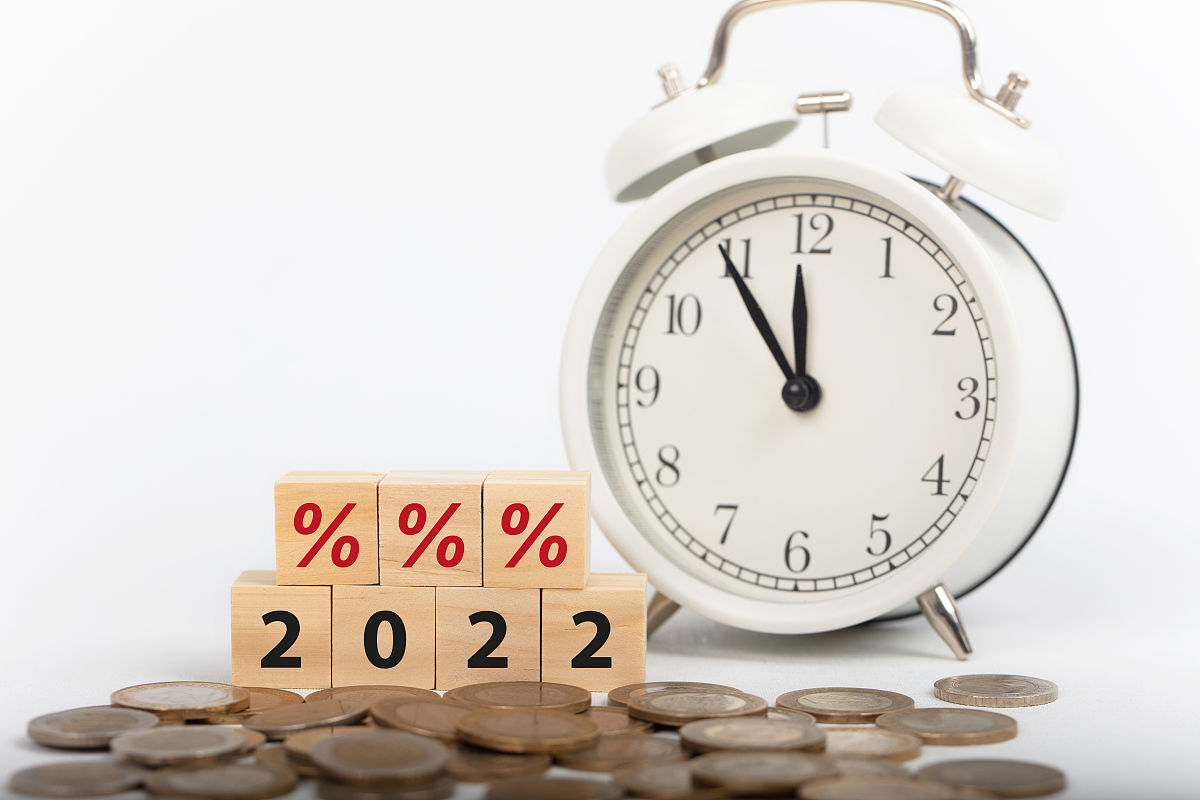 我要写一篇工商管理专业的毕业论文主题是《浅析风险管理对于企业经营的重要性》大纲结构为：1、引言。2、风险管理的概念和原则。3、第3章风险管理的流程。4、风险管理在企业经营中的影响。5、结论和未来展望。请根据大纲结构给我一个符合上述结构的摘要。