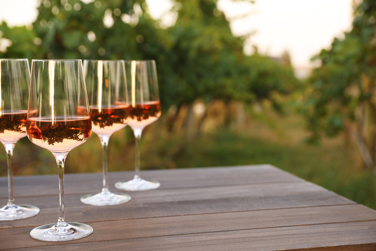 写一份关于卡西美露~卡西薏丝琳葡萄酒的宣传篇文案 要求:酒的名字不要太突出 文案写的有情调一些 30秒左右 写一份关于卡西美露~卡西薏丝琳葡萄酒的宣传篇文案 要求:酒的名字不要太突出 文案写的有情调一些 30秒左右