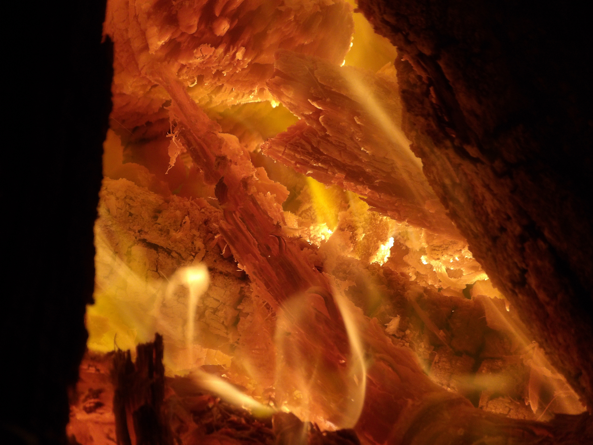 Please summarize and evaluate the following paragraph according to the style of SCI journalsTo investigate the cracking behavior of immersed tunnels under fire a reduced-scale 15 model of an immersed