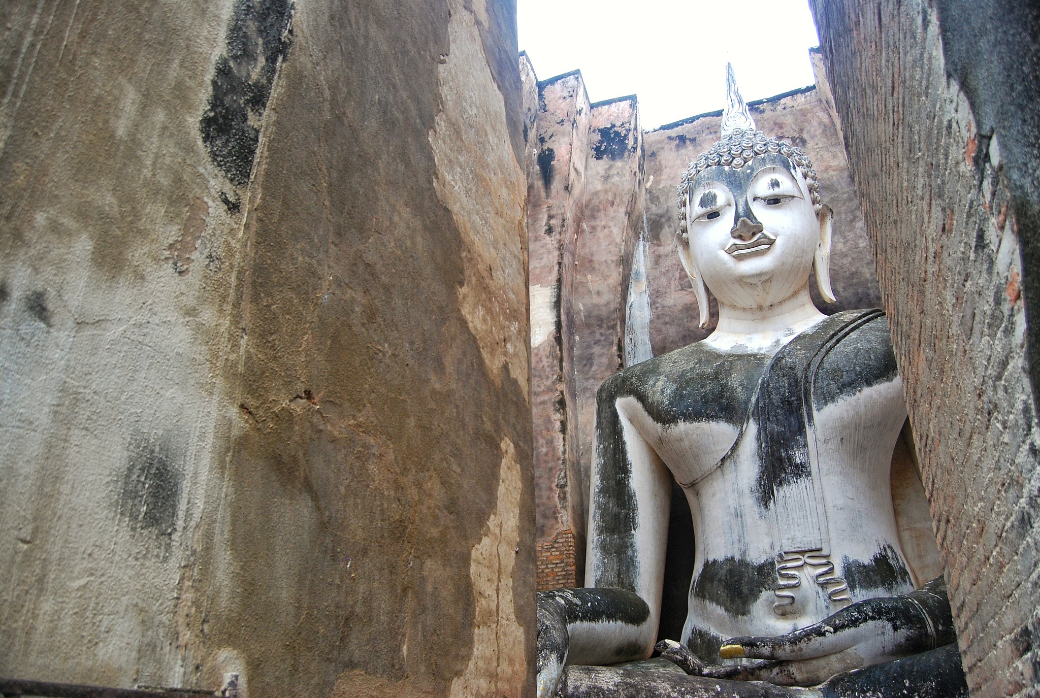 phra achana ancient buddha image of the si chum temple.