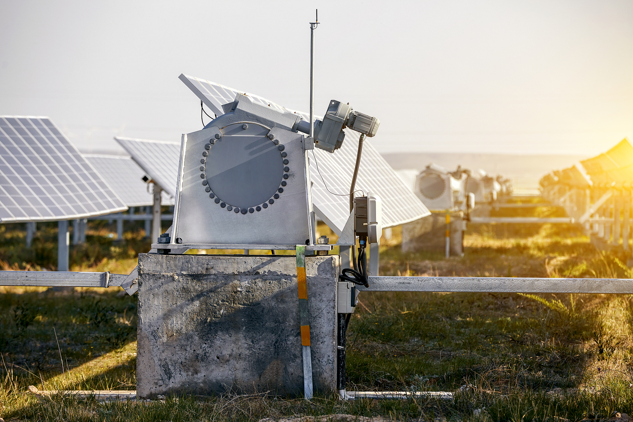 solar photovoltaic panel automatic rotating shaft