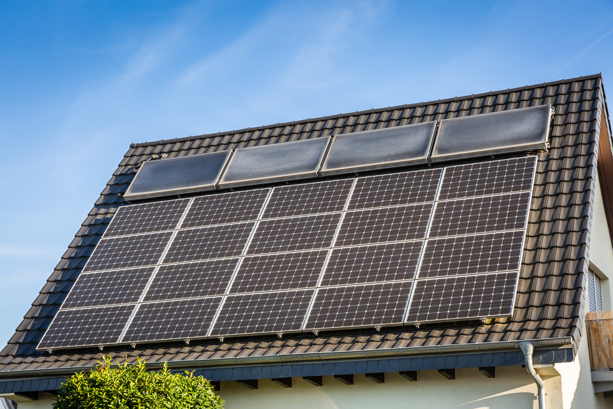 请用学术语言重写下面一段话：
在坚守产品质量的同时加大研发投入，升级现有屋顶光伏系统产品，使其兼具功能性与盈利性的同时更加美观，以满足用户的多杨化需求。不断更新技术和产品组合，开发更多样化和可持续的能源组合，从而为客户提供最佳的系统解决方案