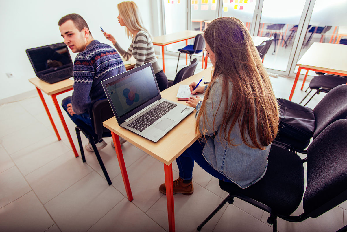 如何将历史人物融入到思政课堂1 制定教学计划：在思政课程中教师可以制定教学计划将历史人物融入其中。例如在讲述社会主义核心价值观时可以选取毛泽东、邓小平等历史人物的言行作为教学案例让学生了解他们对社会主义核心价值观的贡献和重要作用。2 制作教学资源：教师可以制作历史人物的教学资源如PPT、视频、图片等让学生更加直观地了解历史人物的生平和思想。同时教师也可以组织学生进行小组讨论或课堂演讲让学生发挥主动