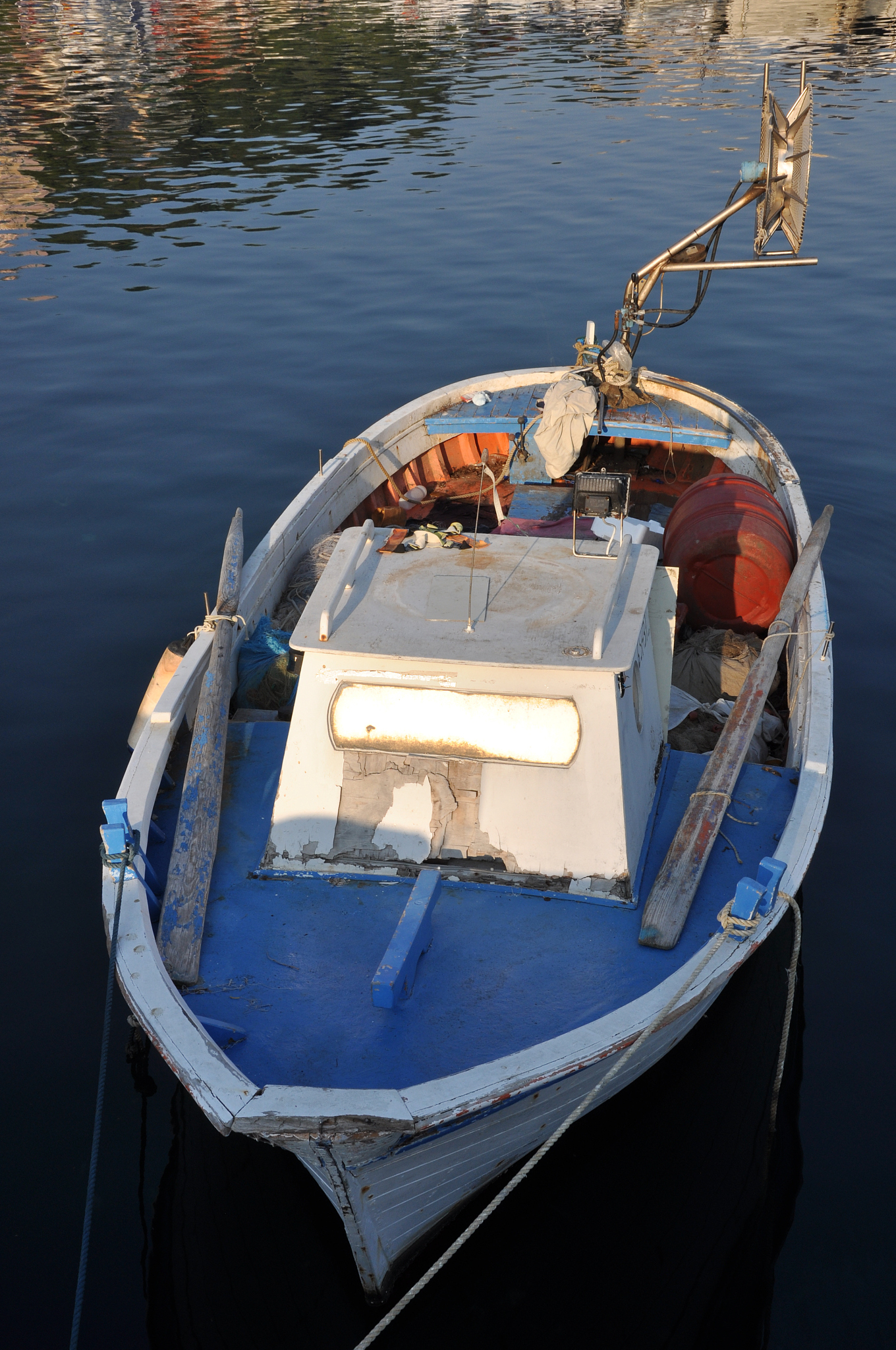 在不改变原意的情况下把下面这句话改成动词开头：According to the existing ship fouling bottom cleaning time-consuming labor-intensive pollution and other problems a new underwater cleaning aircraft was designed