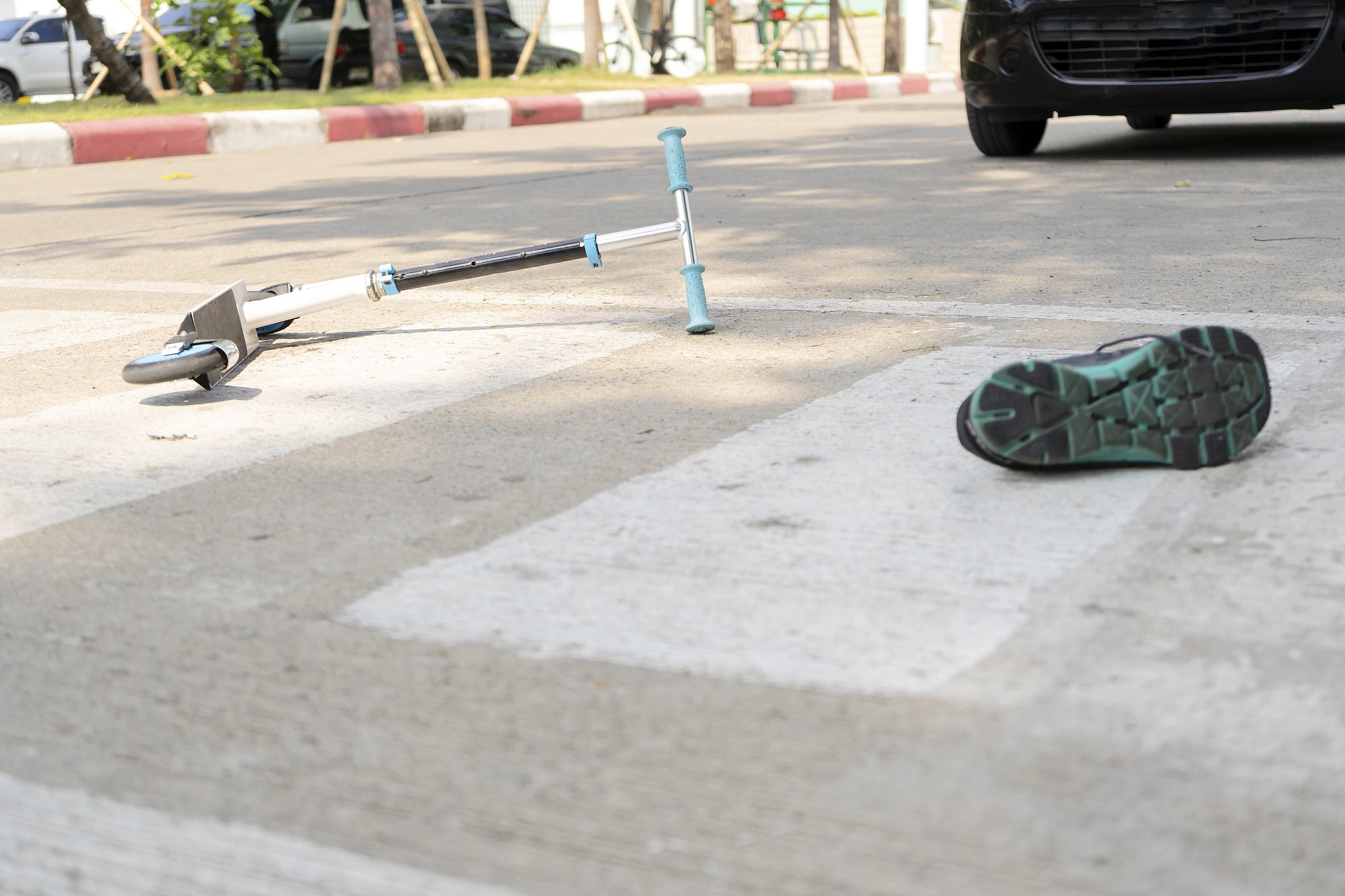 两辆完全相同的小车一辆空载一辆满载砂子从同一斜坡的相同高度处无初速地向 下滑行。有人说满载的车 下滑力大先到达坡底。又有人说~满载车惯性大后到达坡底。你觉得正确的答案是什么？请你就斜面与车之间无摩擦和有相同摩擦两种情况给出你的结论并简要说明。