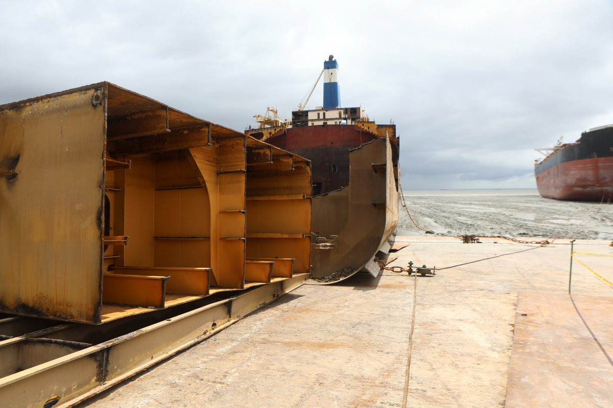 Essential Supplies and Repair Materials Reach Ship at Jingtang Port