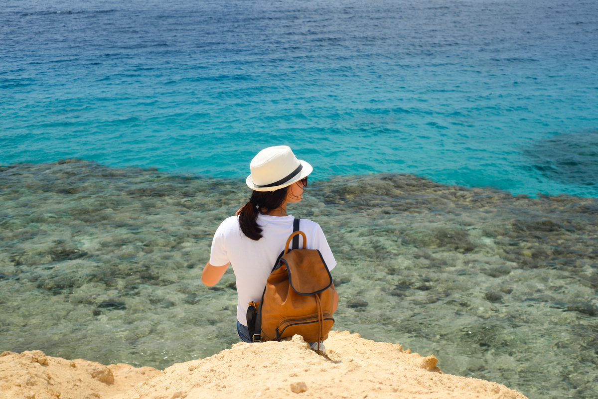 扮演一名旅游博主写篇800字 好不容易来世间一趟一定要好好看看所有美好。的文章要有和读者互动语句重新编写个标题