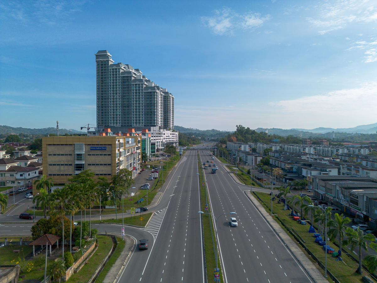 宽阔的城市高速公路,穿过现代高层住宅楼,郊区房屋,,.