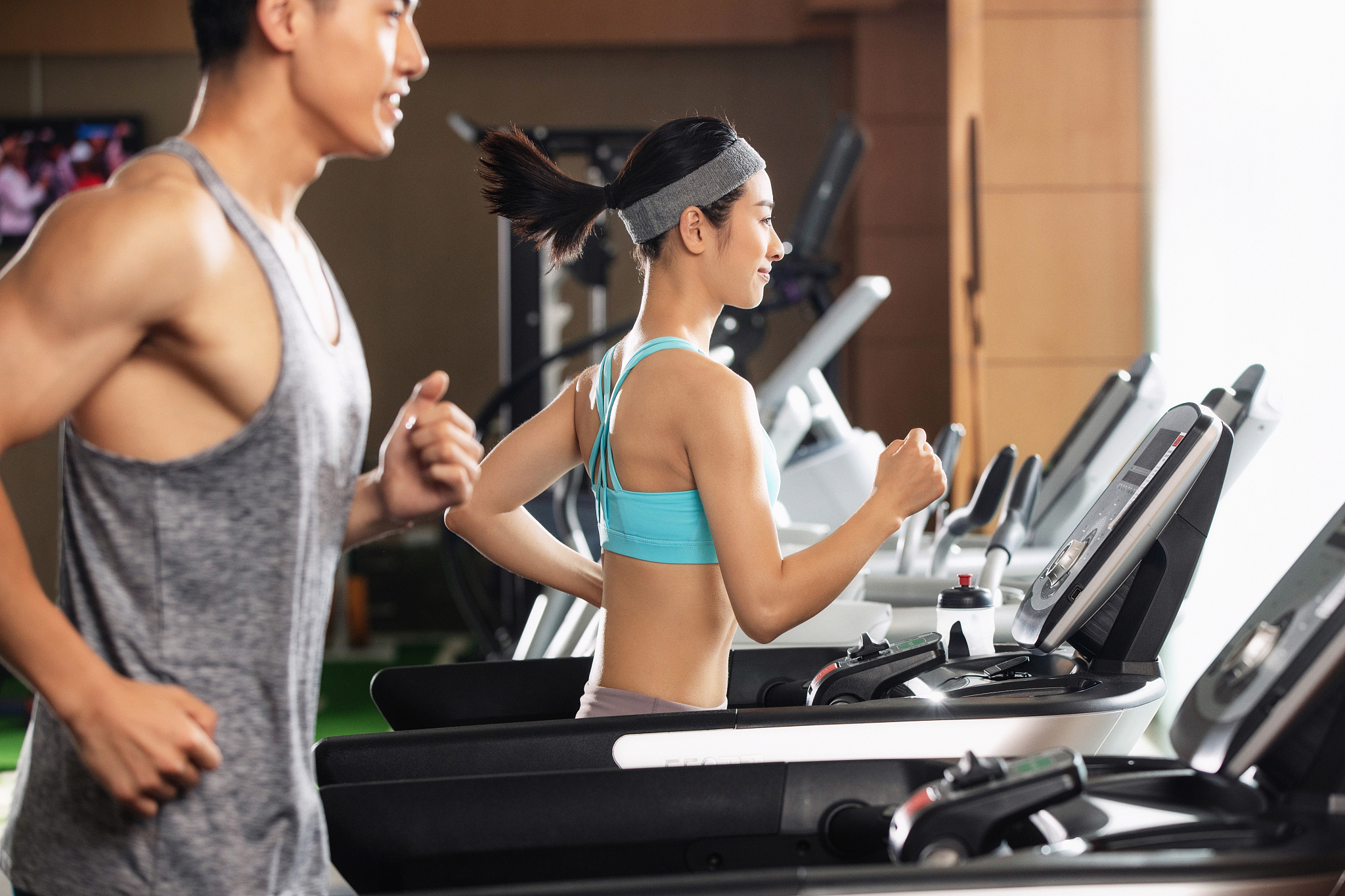 健身房锻炼的7大益处：提升健康、塑形、减压、社交...