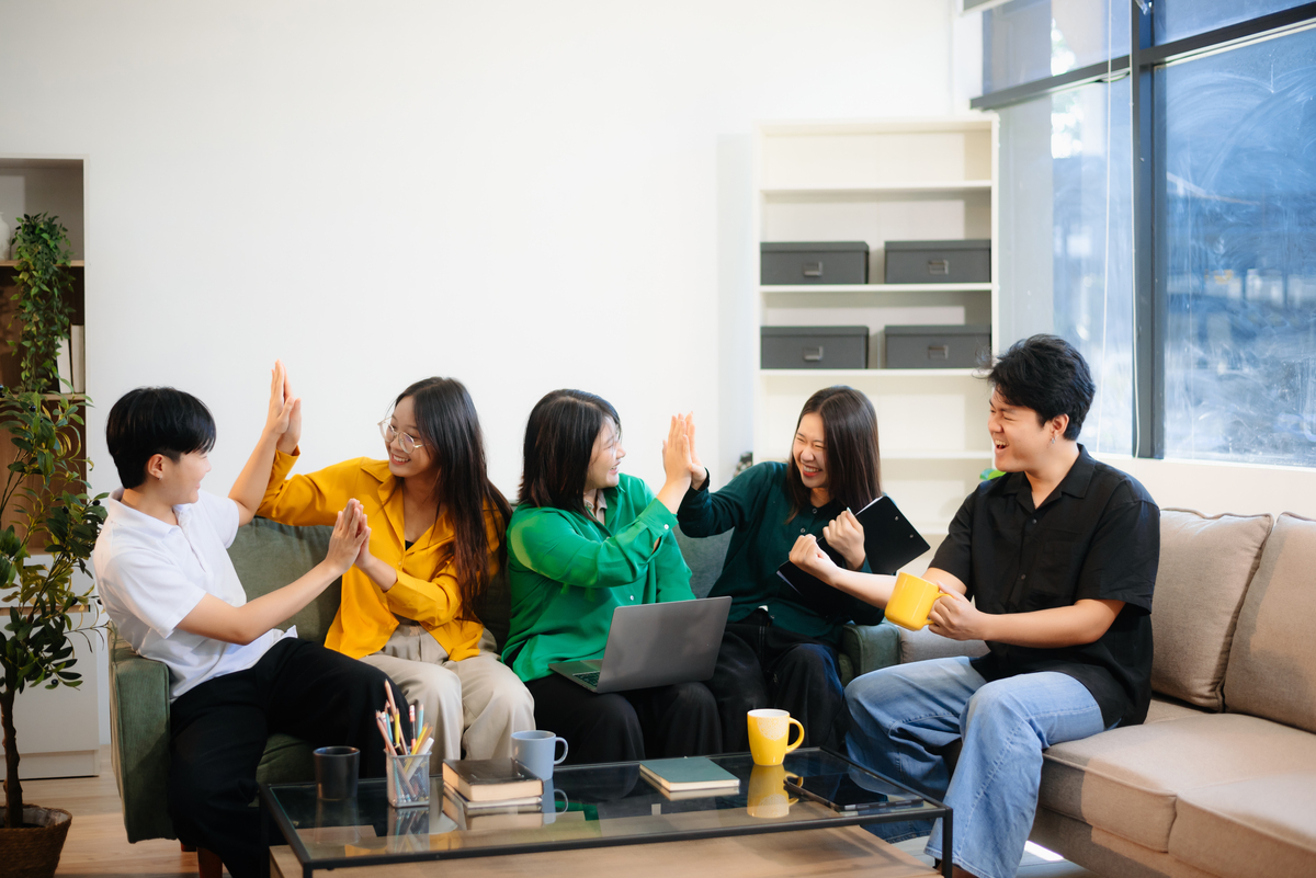 优化表述正在积极分享的学员们