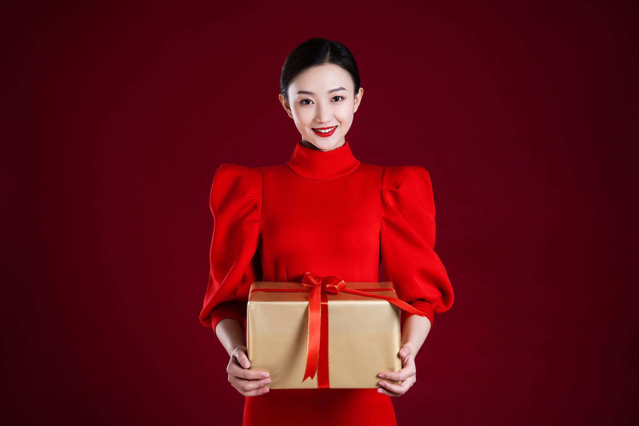 女生发朋友圈说 '出门给我带礼物' 是什么意思？