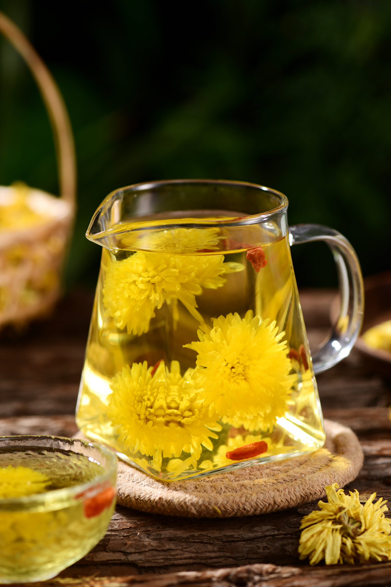 菊花黑枸杞绿茶饮的做法_菊花黑枸杞绿茶饮怎么做