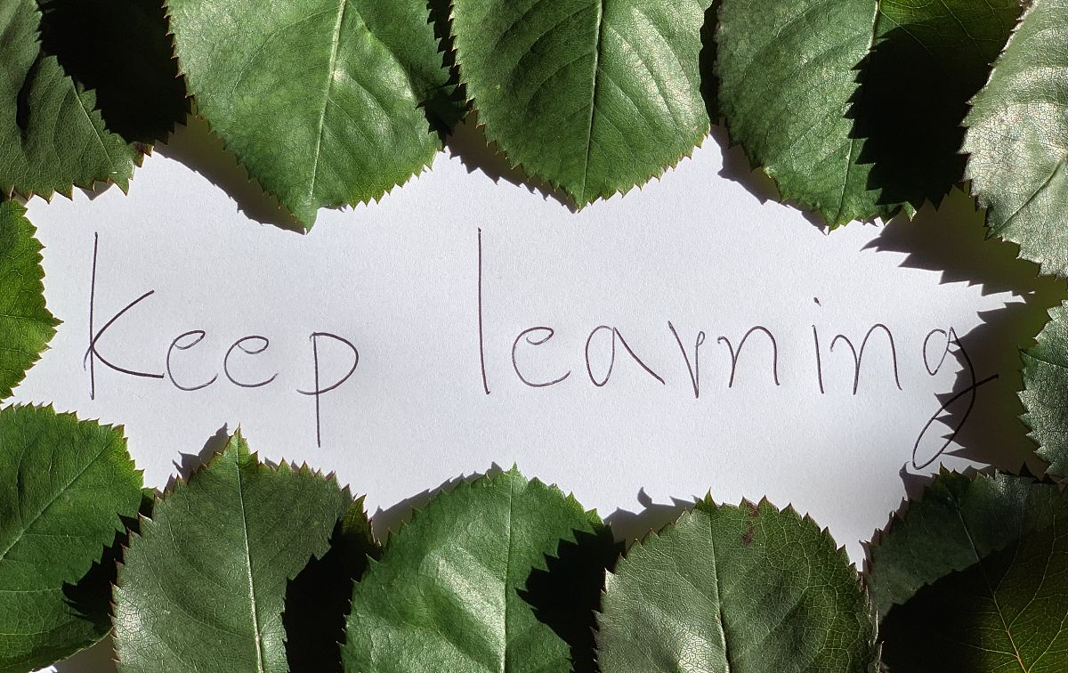 问题：有人说人生有三把钥匙 接受、改变、放下。对此谈谈你的理解？答案：学会接受现实。因为理想和现实是有差距的接受别人给我们的意见改变不断的去改变自己的工作方式和工作方法拓宽自己的工作思路在传承经验的过程中也需要做到有一些经验可能不太适用了我们要学会剔除。放下思想包袱放下取得的成就、成绩淡薄名利放下对金钱、名利、地位的过度追求。是将答案扩充为400字左右