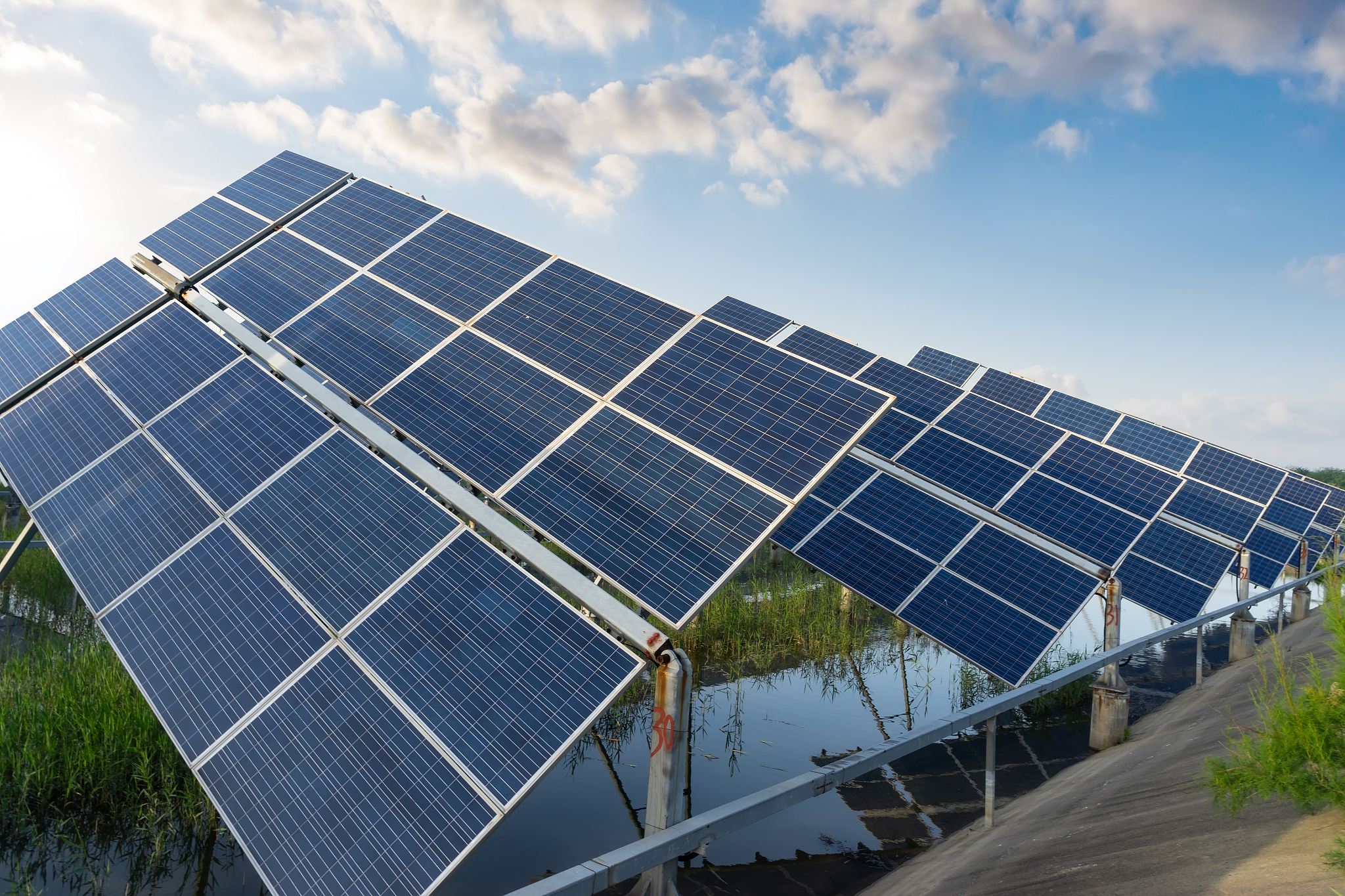 公司引入光伏发电，践行节能减排，共建绿色未来