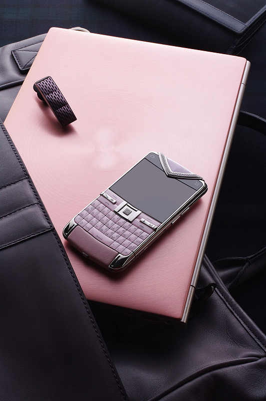 万宝龙大班软皮斜挎包特点