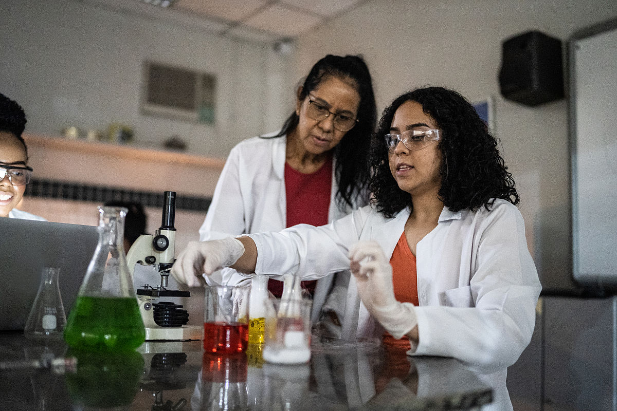 写一段一千字正式的致谢 致谢对象包括：协助完成研究工作的老师和提供便利条件的实验室及其成员；在研究工作中提出建议和提供帮助的个人；5应感谢的家人室友和同学。学校