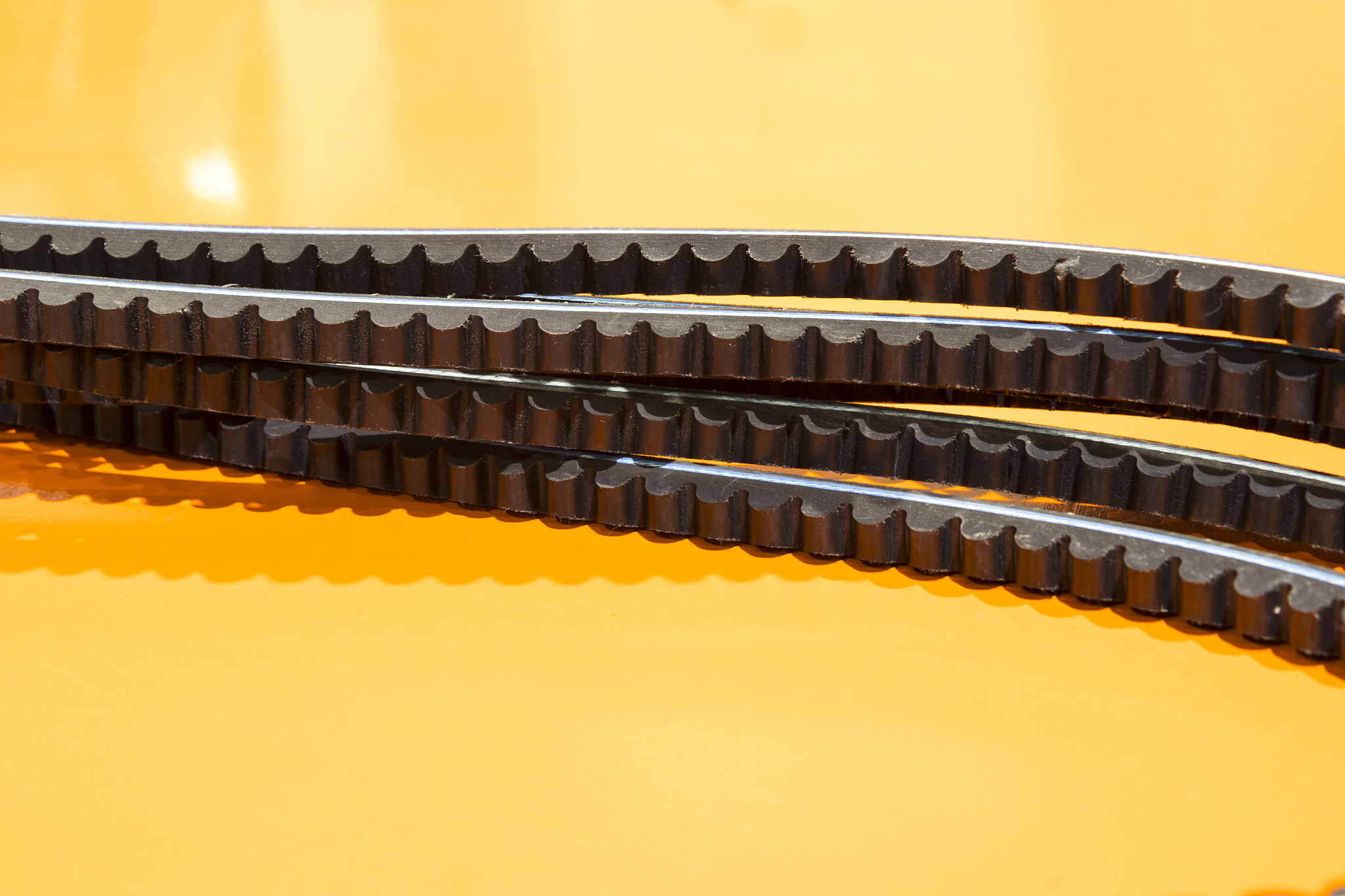 提取关键信息并以中文叙述：There are several different types of belt drives including standard belts V-belts cogged V-belts and synchronous belts There are different cost and operating advantages to each type In ge