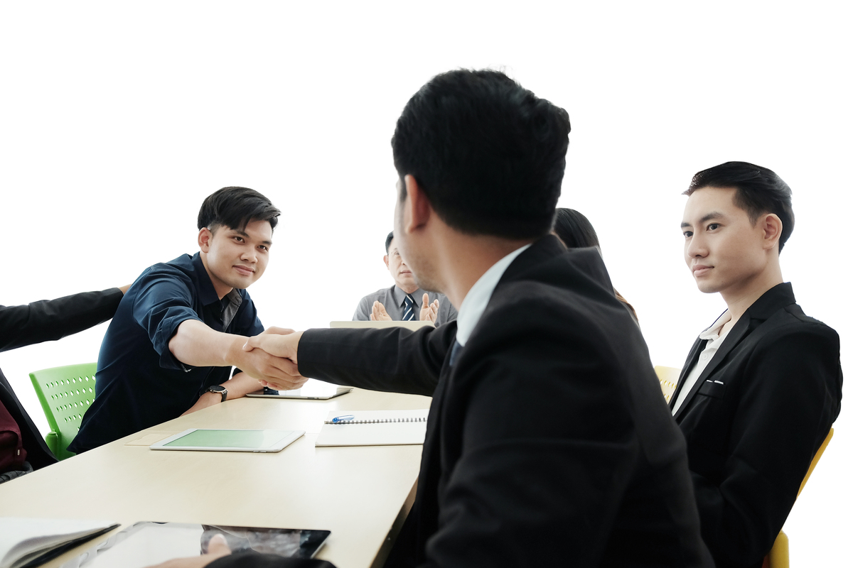 请将下面句子翻译成中文there is no doubt that we should conform to the rules of engagement in the workplace