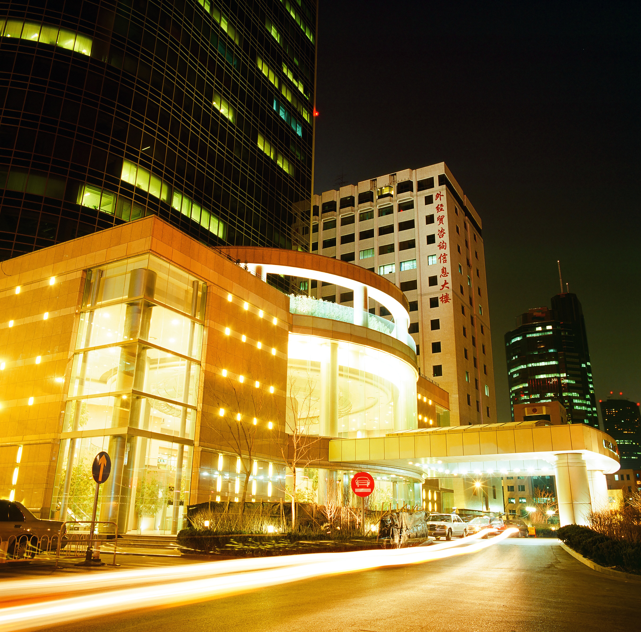 满分100分请从七大方面——宾客体验10分、后台运营15分、数字营销10分、管控模式15分、组织创新10分、技术赋能20分、业务模式15分。对重庆两家假日丽呈华廷酒店做出各个部分的评分和原因