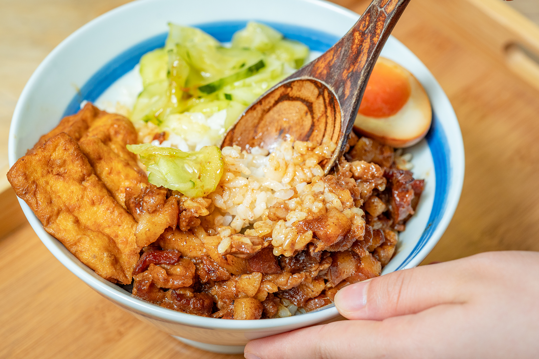 外卖好评：炸猪排浇汁土豆泥拌饭，美味推荐！