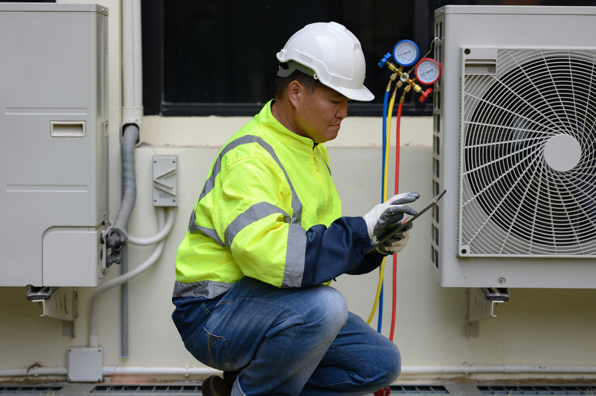 随着炎热夏季的到来家家户户必不可少的就是空调了而中央空调由于目前人们生活品质和经济的提升越来越多的人们选择使用中央空调。然而在使用的过程当中很多人会碰到空调滴水的问题实际上这是一种非常常见的现象然而也出现有问题的滴水那么到底有哪些原因呢？ 大致上主体原因有：空调质量不合标准、不合理的使用空调、空气湿度大、室内机安装不正确、换热器的问题、过滤网脏堵还有管道保温没有处理好、冷凝水排放不通畅。 1、