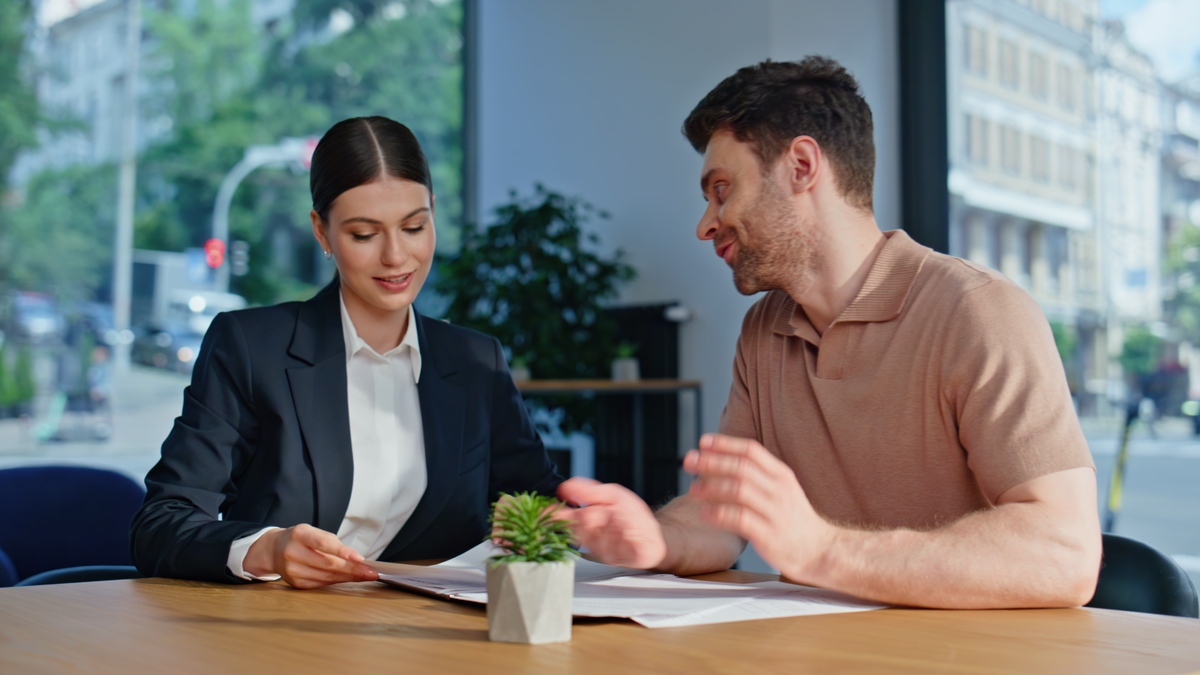 小李是新来的同事工作不熟悉常常感到沮丧你该如何劝说？