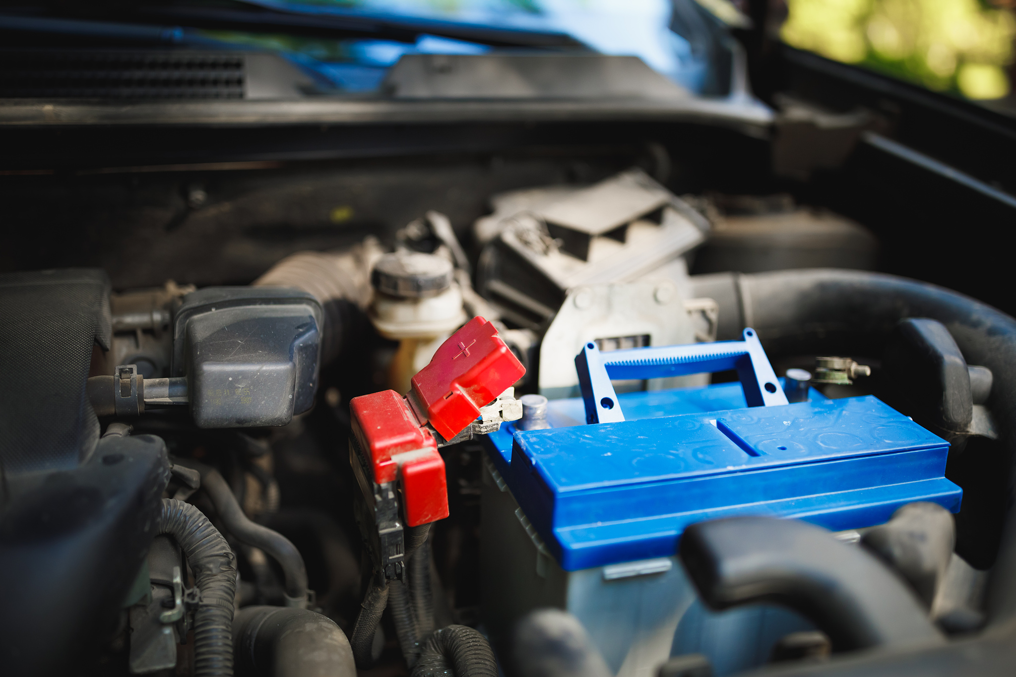 对以下内容使用不同的表达方式重新进行复述相似度在40以下：极易出现散热不良而导致的电池过热现象所以电池散热问题的研究与应用正好可有效的改善这一问题提高赛车安全性和可靠性。