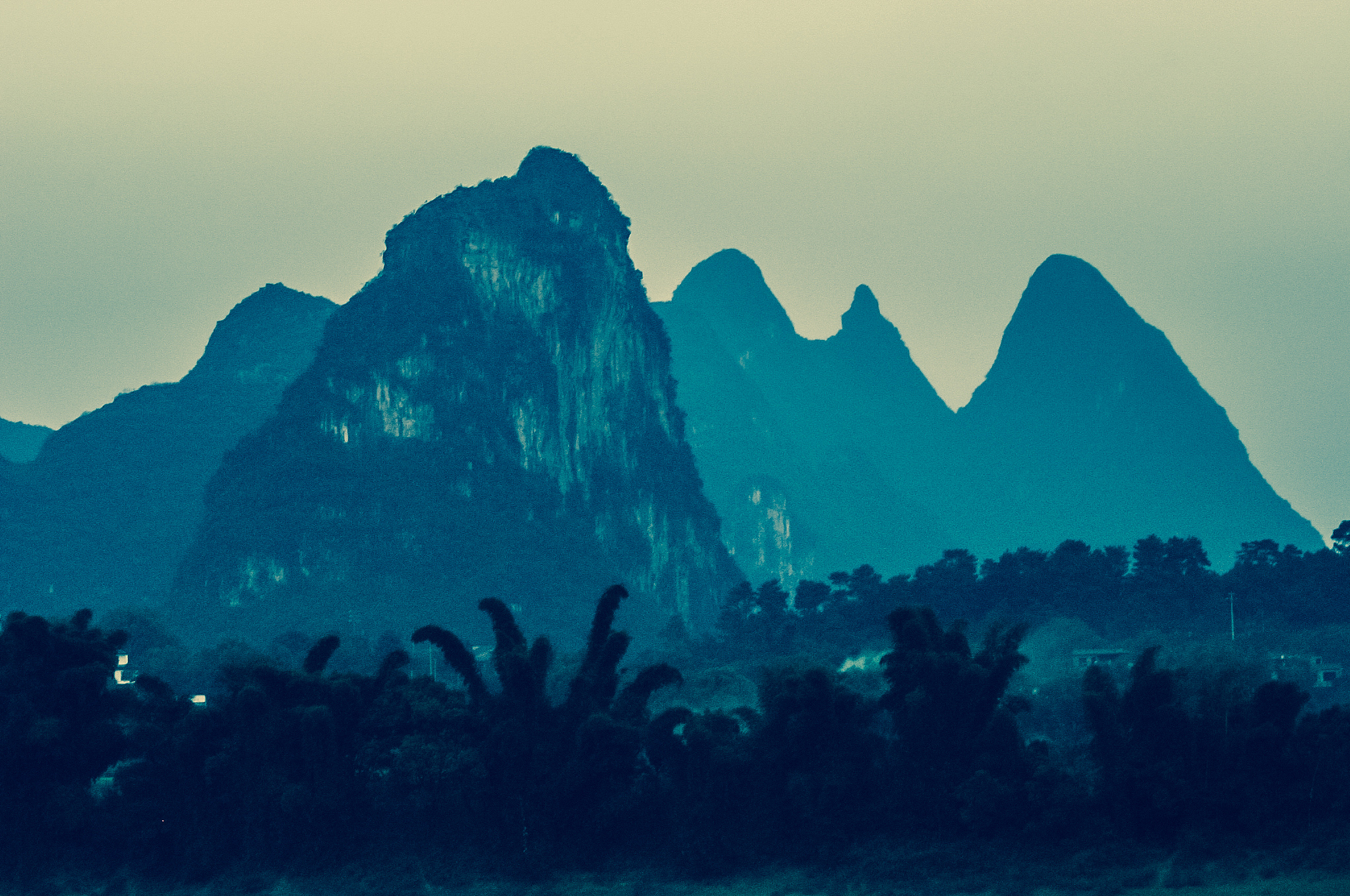 写一篇桂林宣传片的配音串词简短大气