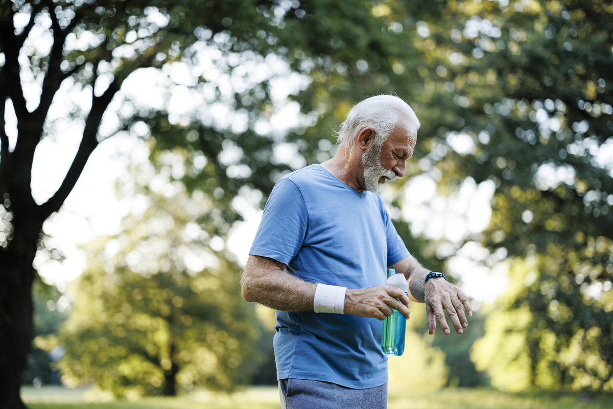 这五种运动方式可能会加速你衰老第一就是锻炼时间太过密集。早上跑步中午游泳晚上瑜伽连续高强度的运动反而会损伤身体缩短锻力。第二就是锻炼姿势错误错误的锻炼姿势会加重体态不良。第三就是不做力量训练。有氧训练虽然可以提高心肺功能燃烧脂肪但力量训练更有助于加强肌肉活性而肌肉量也是我们延缓衰老的关键。第四就是不做高强度的间歇式锻炼。细胞代谢杂志的一项研究发现经常做高强度间歇式锻炼的人群其线粒体的功能效率对比普