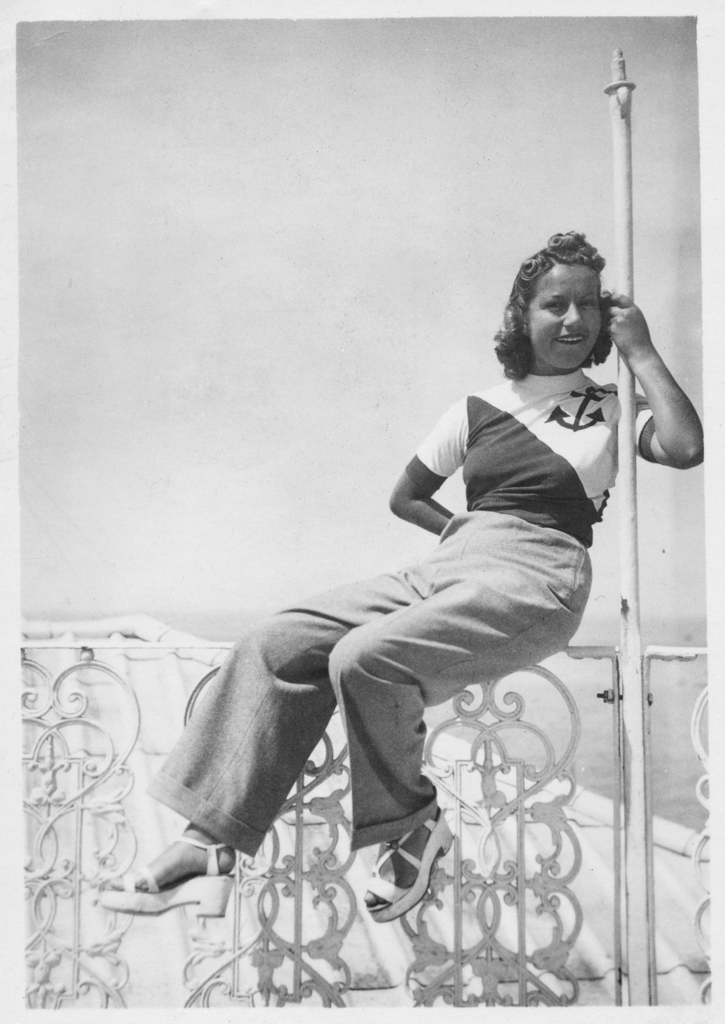 存在主义女性主义以波伏娃的女性主义为基础强调女性内在性的超越摆脱他者身份树立女性意识实现自身的价值。《面纱》运用存在主义女性主义的理论分析Kitty的人物形象以及与文中的女性形象进行对比从不同人物经历中体现Kitty女性觉醒的经历以及Kitty在爱情中挣扎经历生离死别如何在父权社会的压迫下追求自由和平等最终踏上了追求女性权利的路。本文首先介绍存在主义女性主义理论的关系以及理论的来源然后结合理论对小