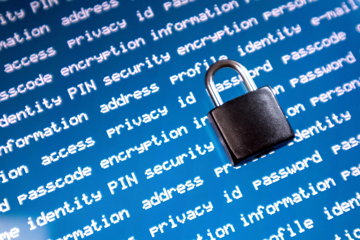 不经意传输在下面的协议中Alice将发送给Bob两份消息中的一份。Bob将收到其中一条消息并且Alice不知道是哪一份。1Alice产生两个公钥私钥密钥对或总共四个密钥。她把两个公开密钥发送给 Bob。2Bob选择一个对称算法如DES密钥。他选择Alice的一个公开密钥并用它加密他的DES密钥。他把这个加密的密钥发送给Alice且不告诉她他用的是她的哪一个公开密加密的 DES 密钥。3Alice解