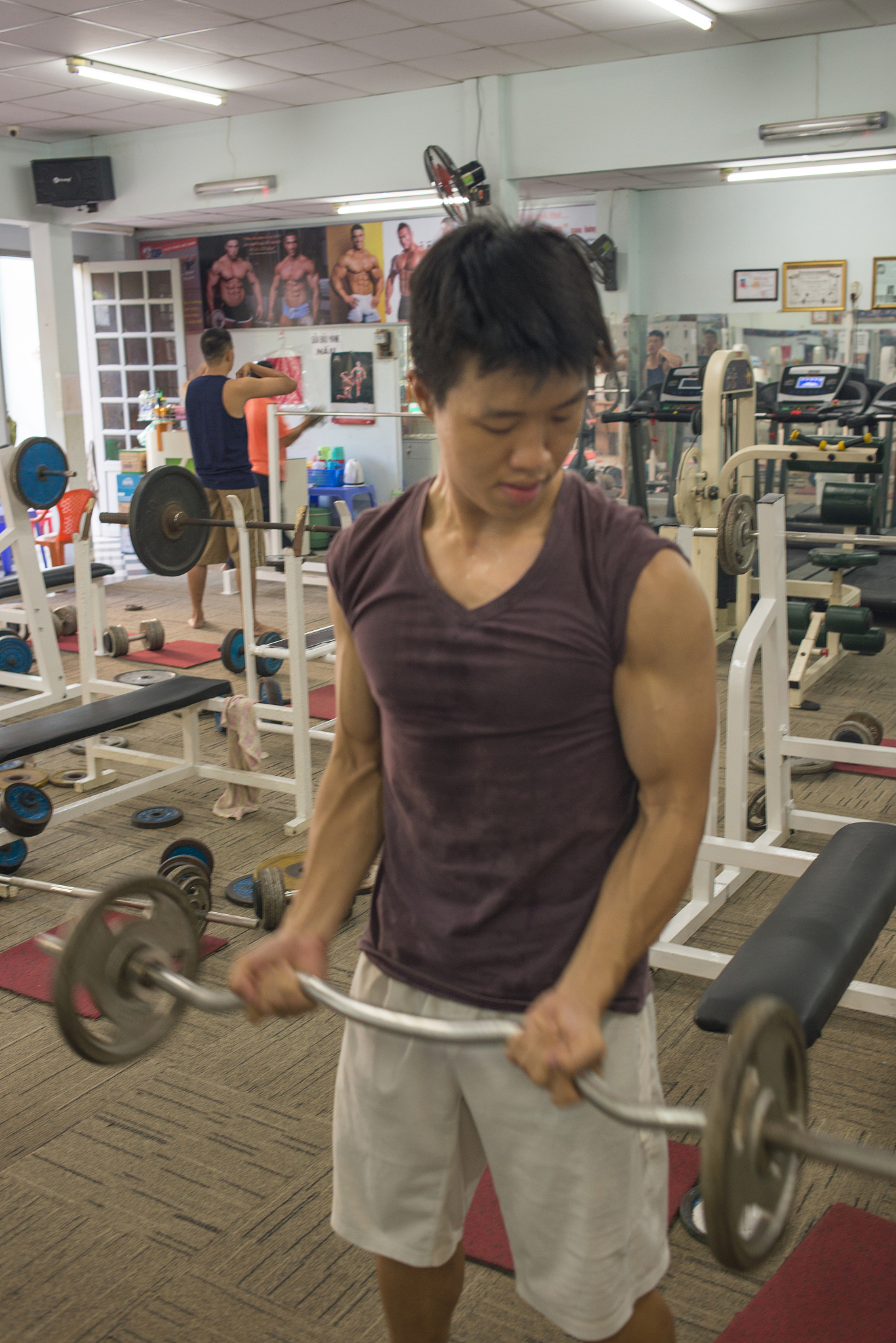 我是一个高一学生我身高173cm体重48kg我还没有健身过帮我制定接下来一年完整的在家健身方案包括练习内容、时长、饮食等方面越完整越好让我能够拥有超级饱满的胸肌高耸的肱二头肌