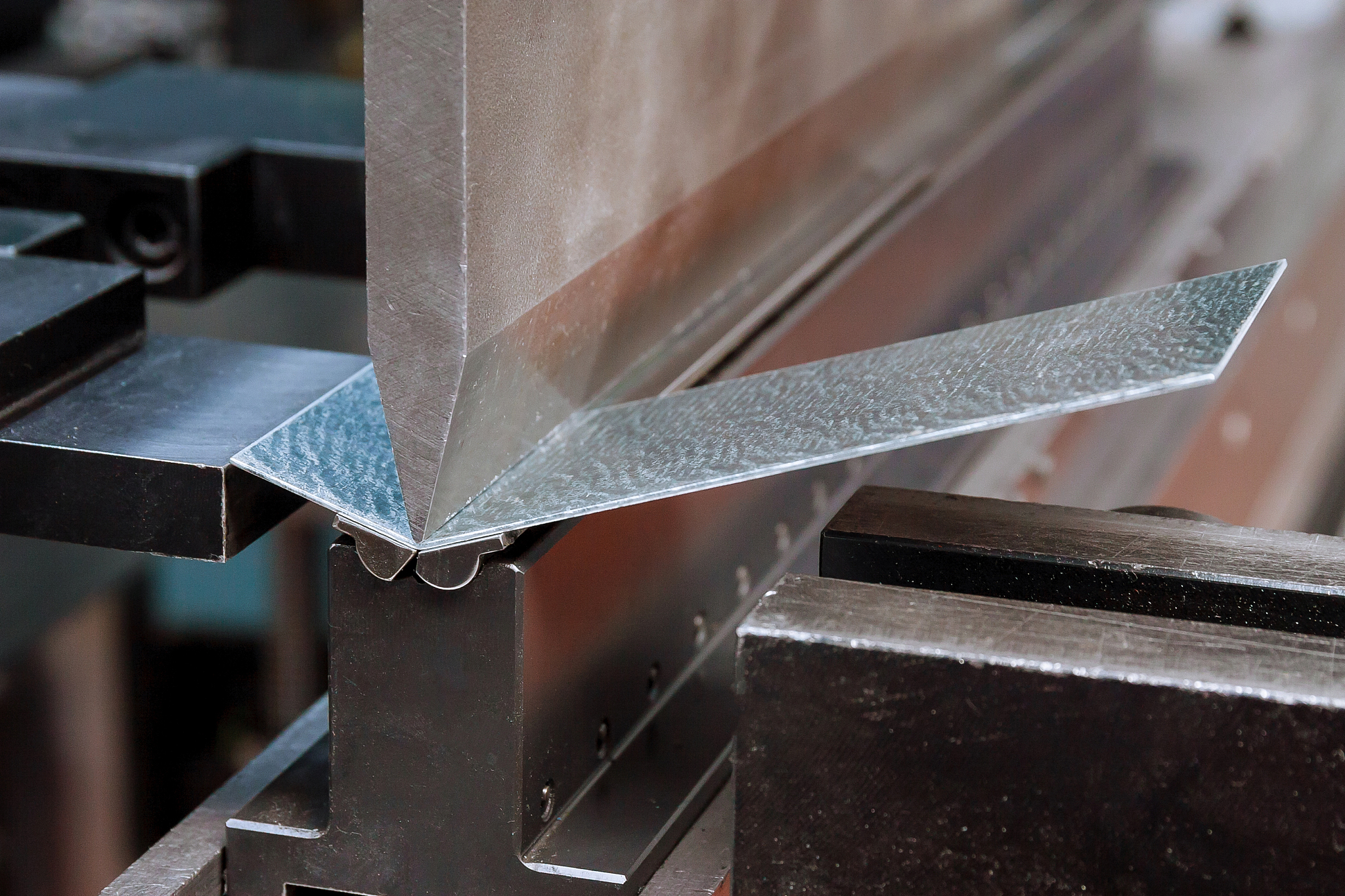 常规弯曲方式无法实现：有些孤形的形状比较复杂常规的弯曲方式无法实现需要进行热弯处理以达到所需形状。