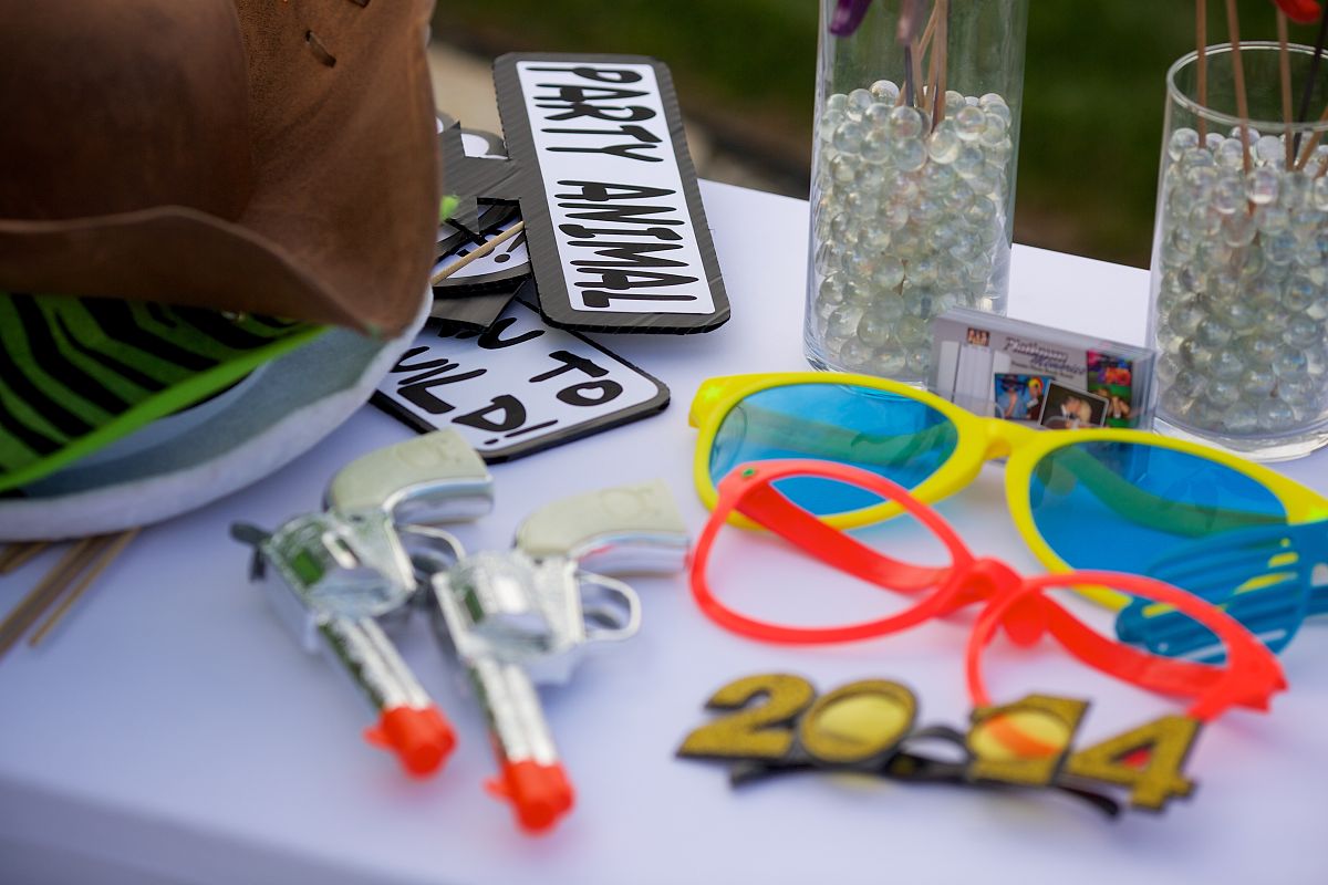 我可以和你对话吗当然可以请问你有什么需要帮助的吗？我希望和你玩角色扮演好的我们可以玩角色扮演游戏。你希望扮演什么样的角色呢？我希望扮演你的哥哥好的那我就扮演你的妹妹。我们在家里玩还是在学校里？你扮演我的弟弟吧好的那我就扮演你的弟弟。我们在家里玩还是在学校里？在游乐场好的我们在游乐场玩。那你要穿什么样的衣服呢？是运动装还是休闲装呢？休闲装好的那我就穿着一件印有迪士尼卡通人物的 T 恤和牛仔裤。你呢是