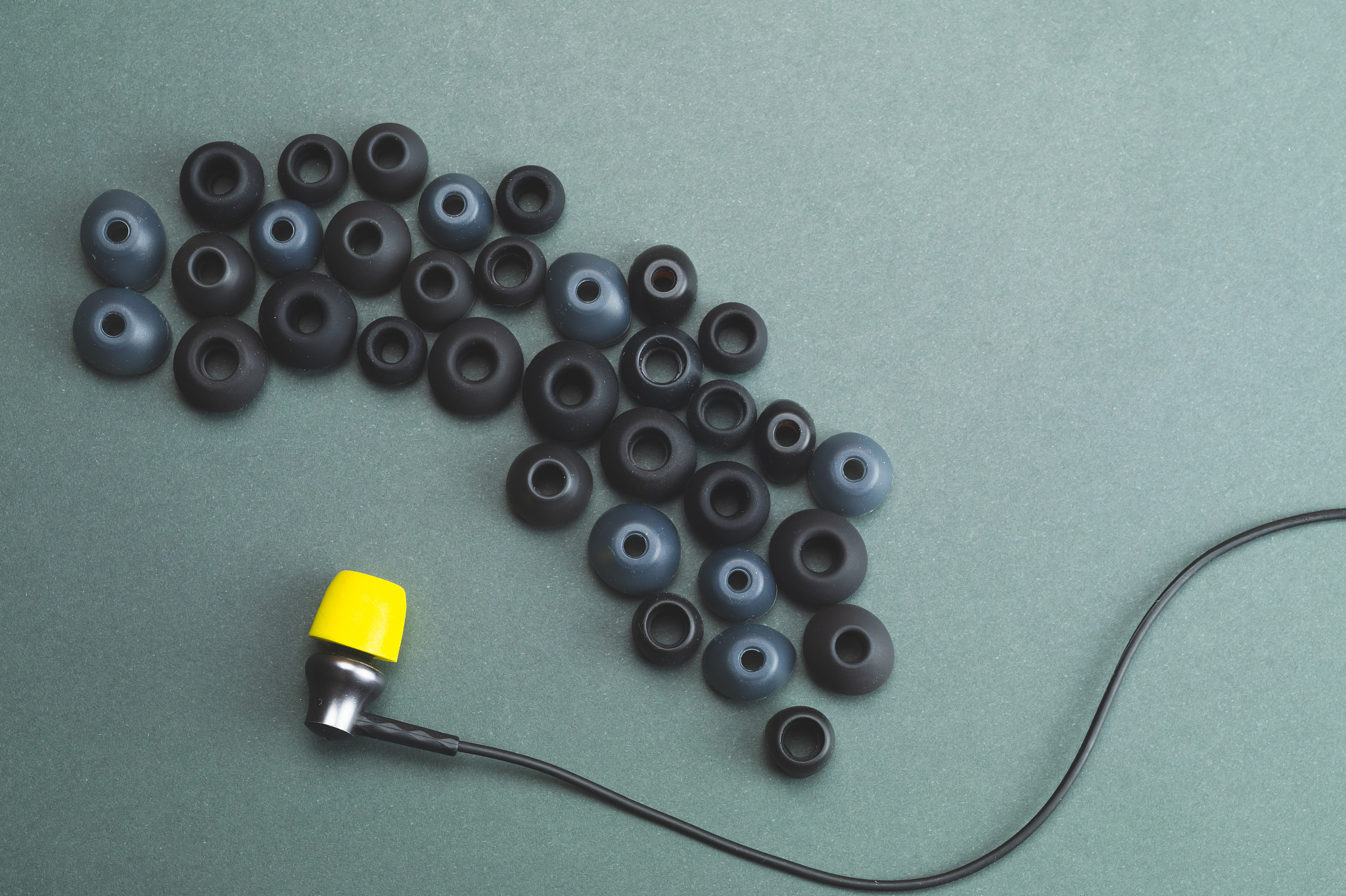 目前耳机单元最理想的材料是石墨烯。石墨烯是一种非常薄的、由碳原子组成的材料具有极高的导电性和强度同时也非常轻便。这使得石墨烯成为制造高质量耳机单元的理想材料因为它可以提供更好的音质和更轻便的设计。此外石墨烯还具有优异的耐磨性和耐腐蚀性可以使耳机单元更加耐用。铍膜单元怎么样铍膜单元是一种常见的耳机单元。它由一种叫做铍的金属制成因为铍具有较高的强度、韧性和稳定性所以被广泛用于制造耳机单元。优点：1 高