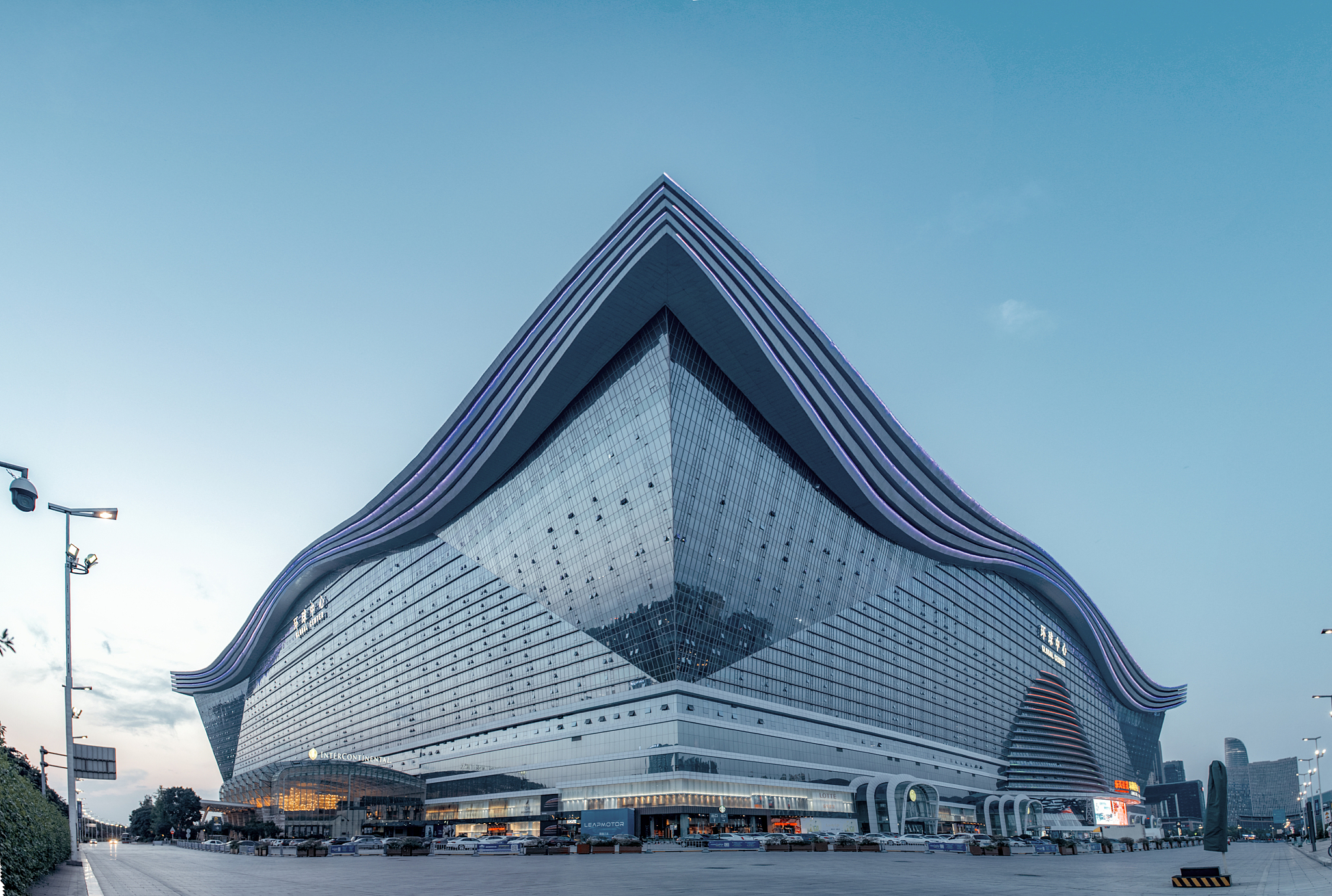 绘画作品 宁波博物馆 宁波财富中心玉米楼 宁波天一阁 天中的杭州莲花体育馆 还有一个画着大大的我 写一个介绍