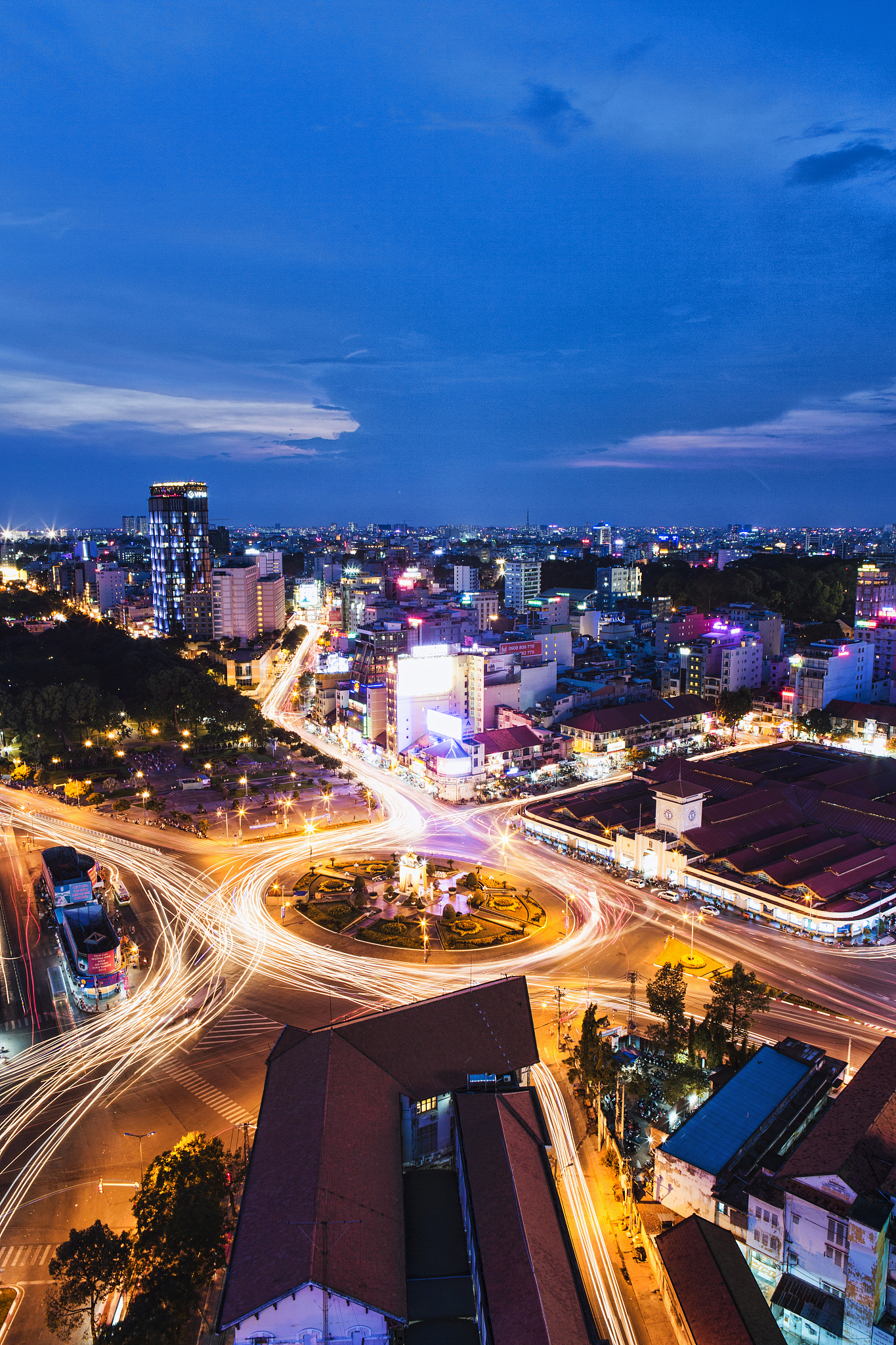 ben thanh market in dusk