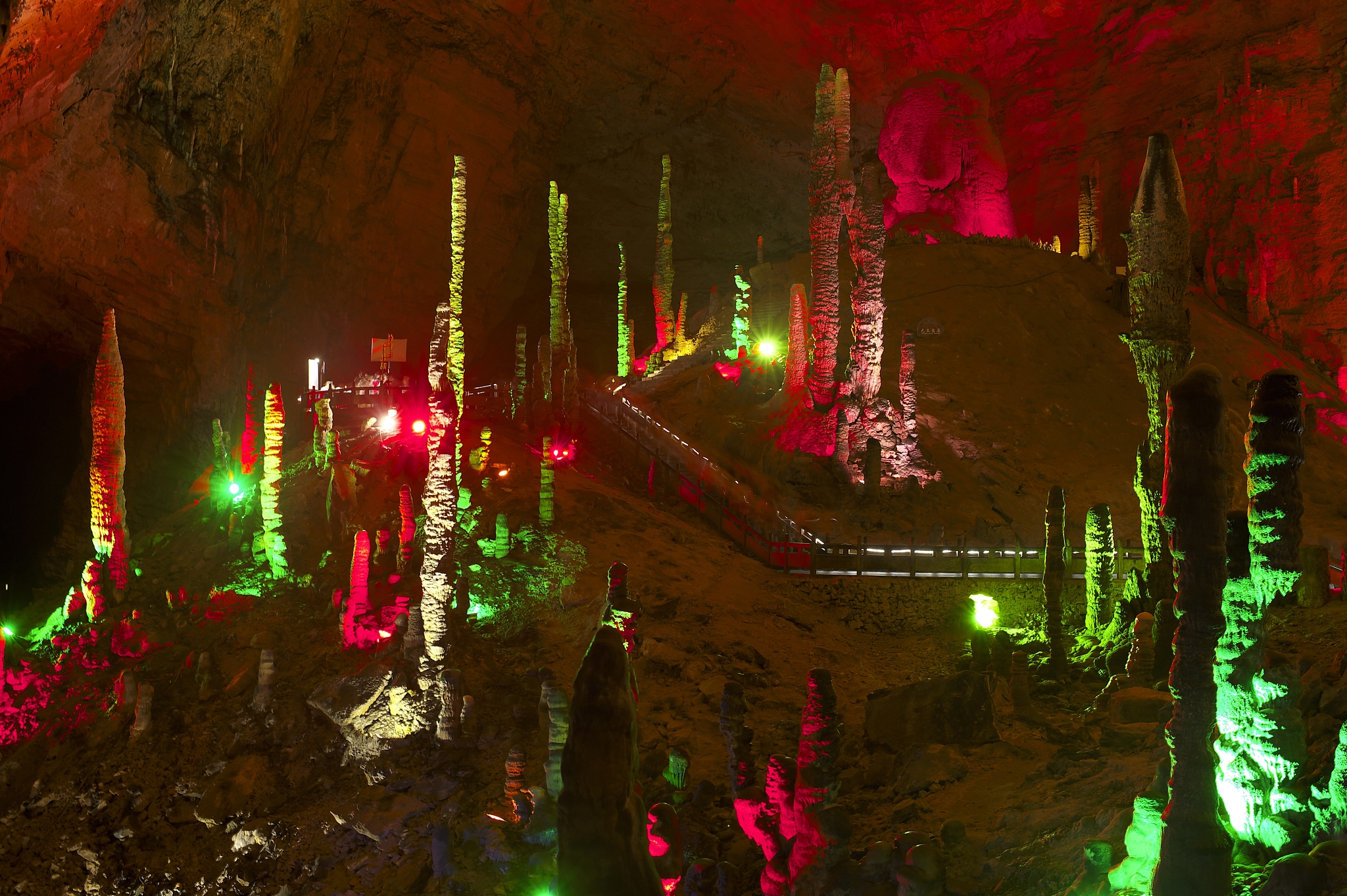 扮演一名旅游博主写篇500字能共你 沿途来爬天梯 黑夜亦美丽的短视频治愈文案