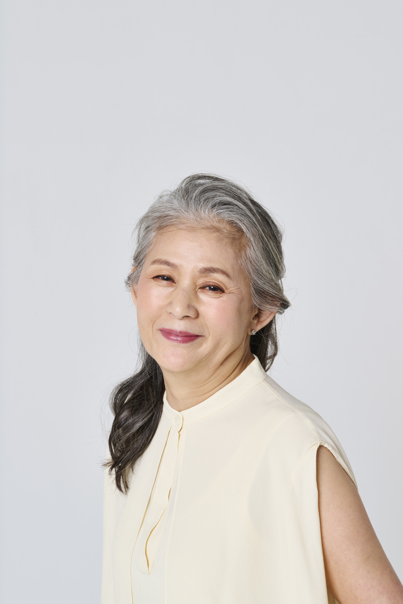 60多岁优雅奶奶，容颜依旧年轻美丽